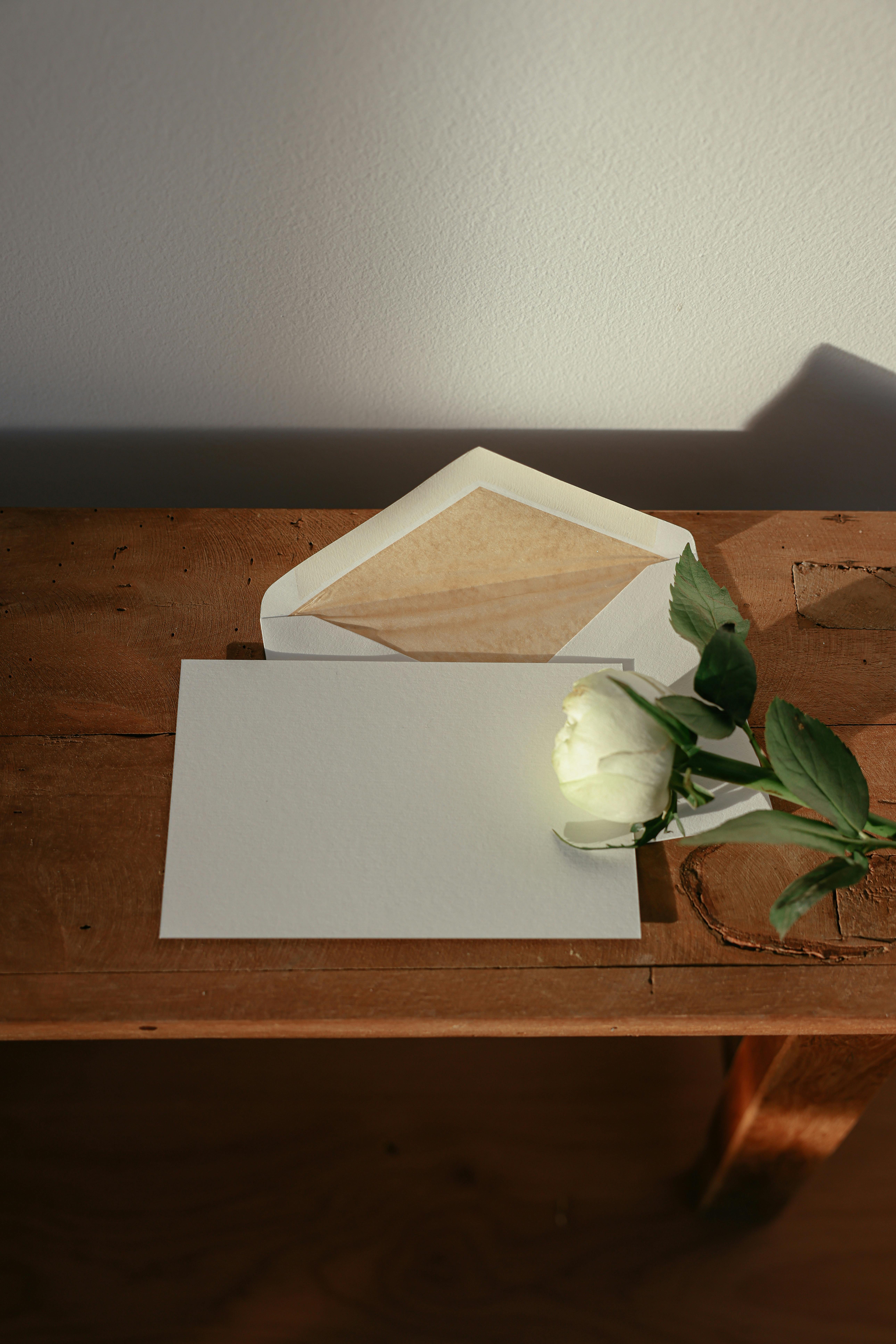 Une enveloppe de mariage blanche | Source : Pexels