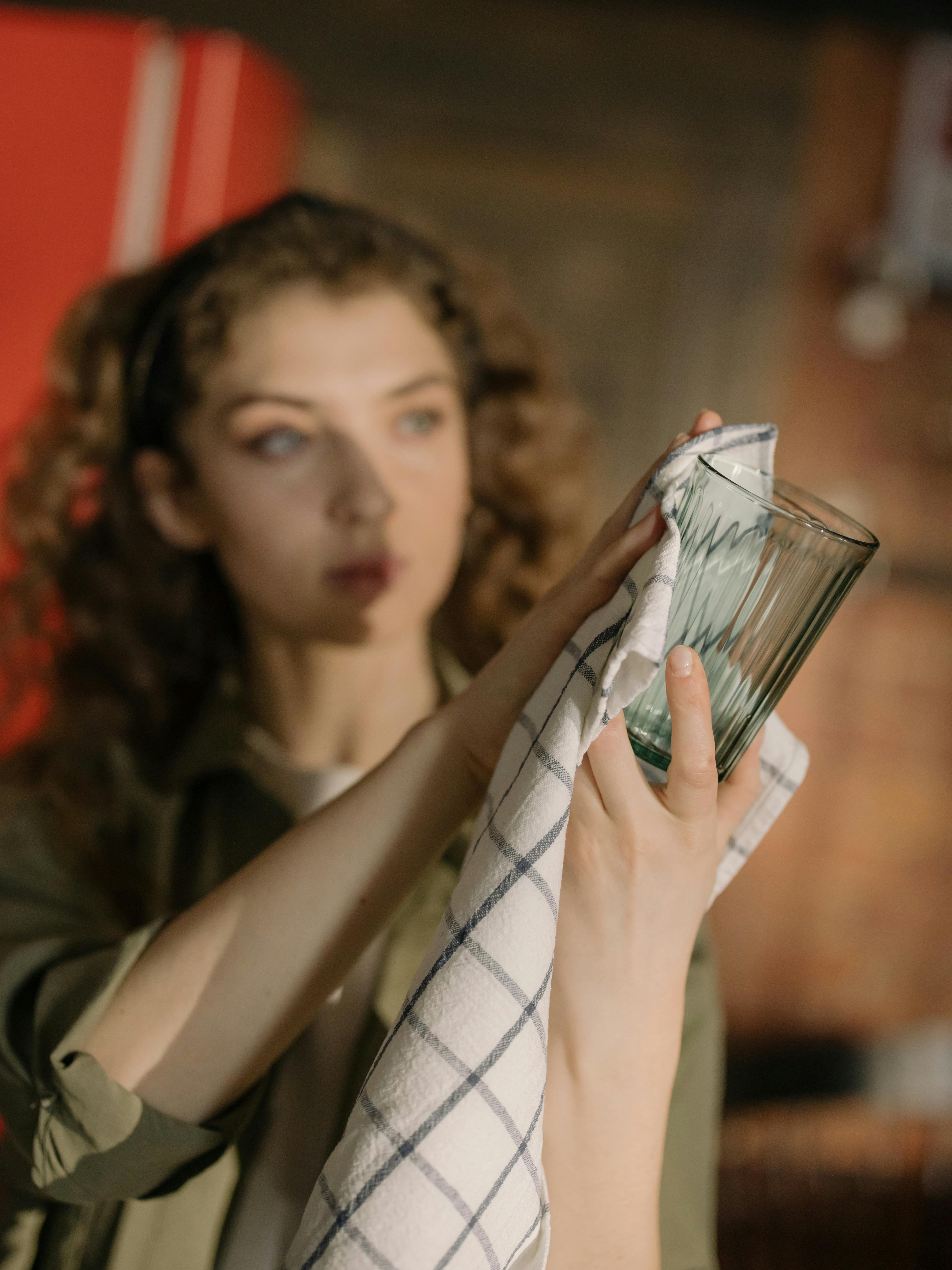 Une femme qui fait la vaisselle | Source : Pexels