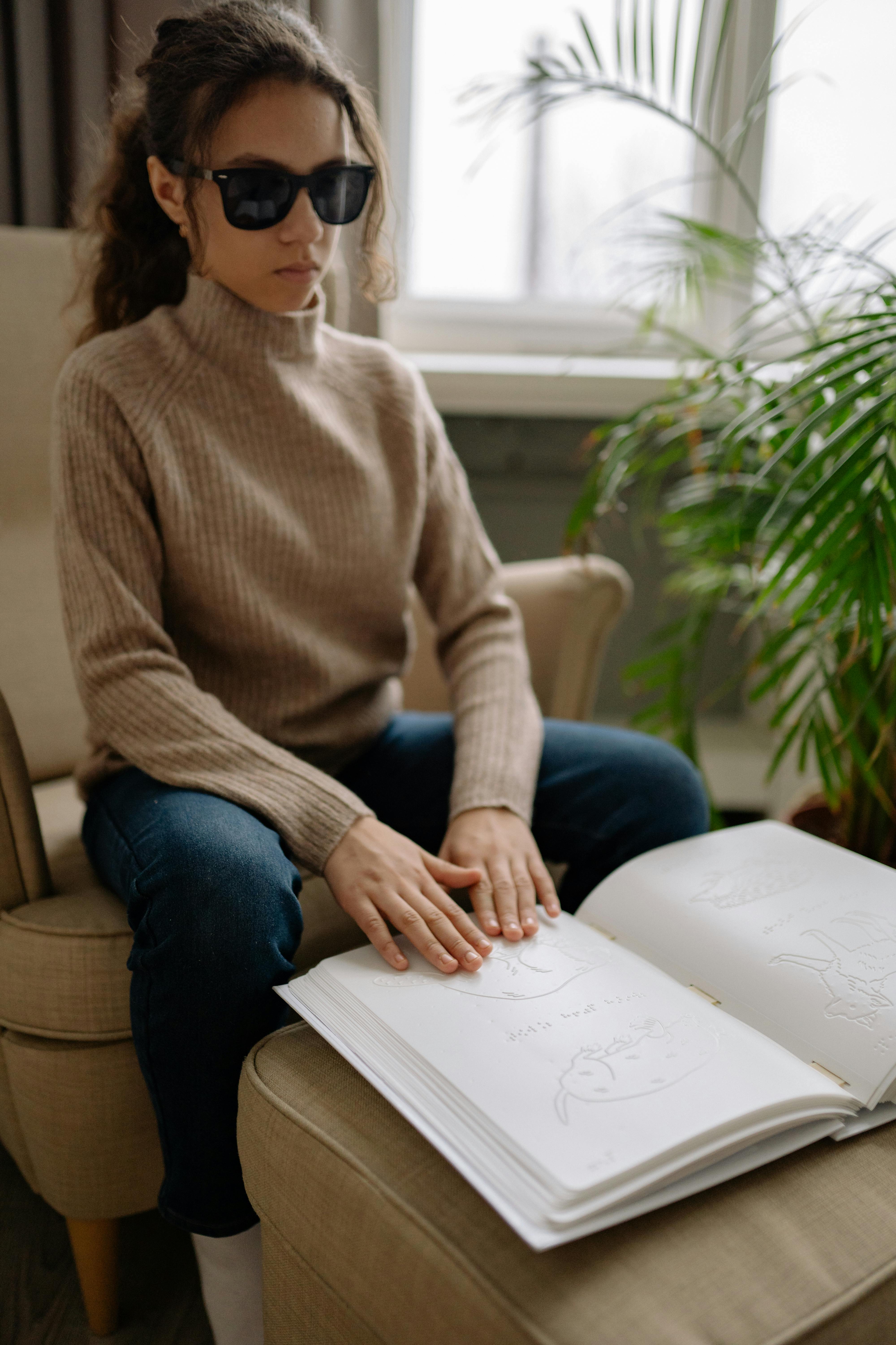 Une fille lisant le braille | Source : Pexels