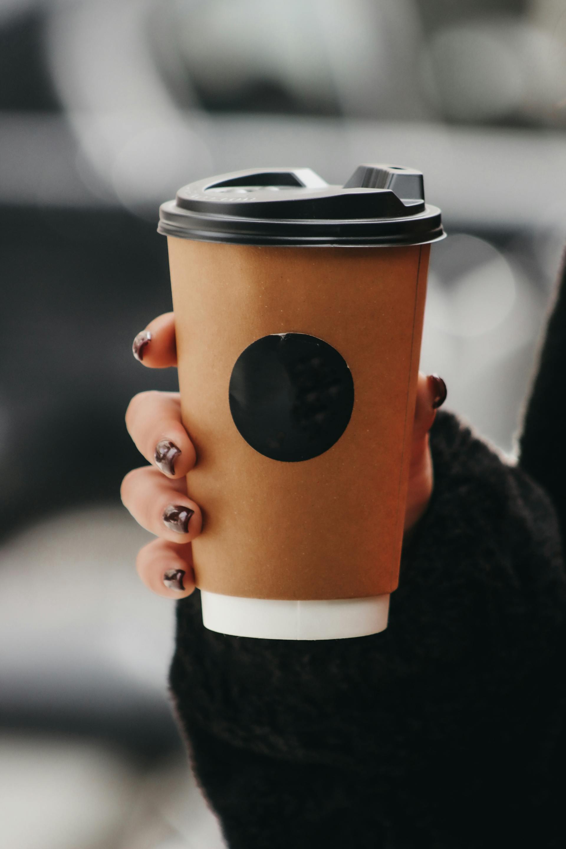 Gros plan sur une femme tenant un café | Source : Pexels