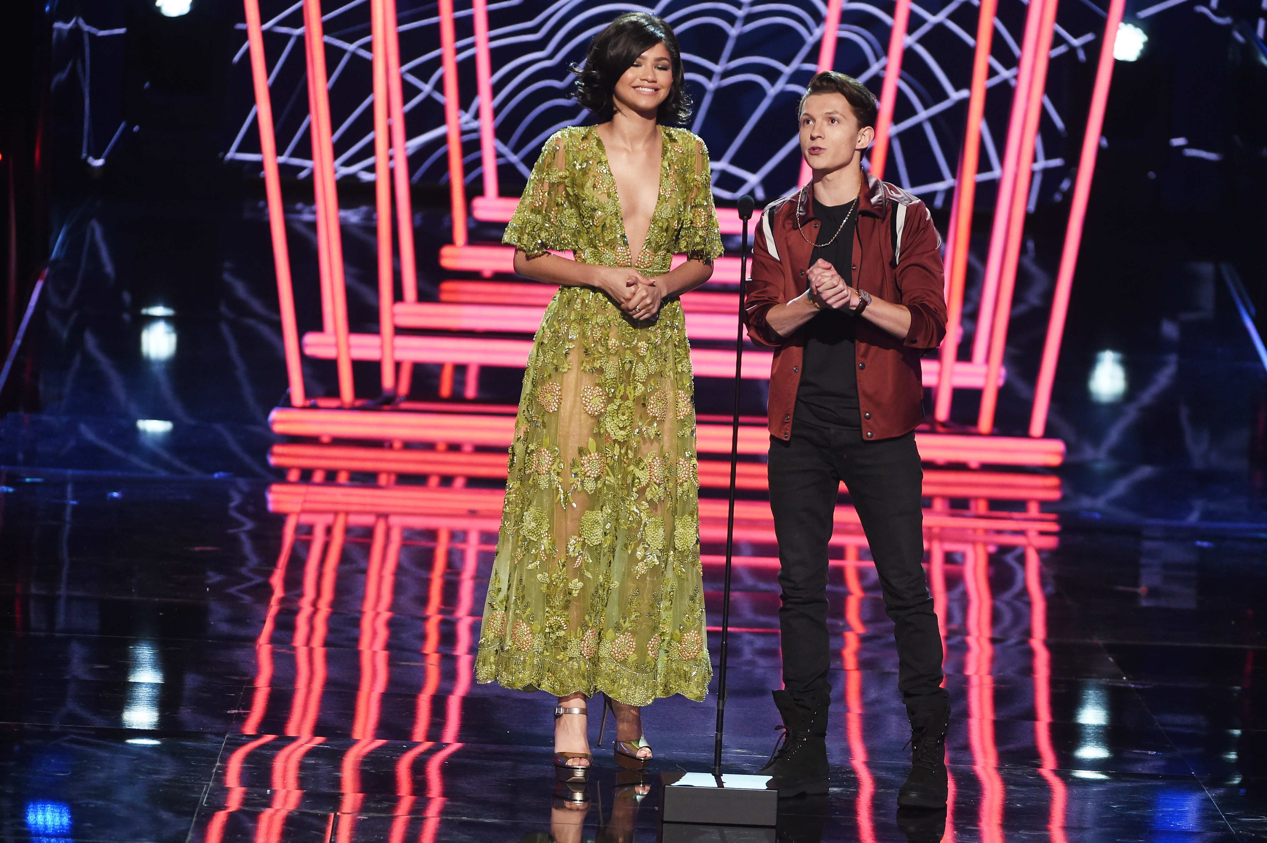 Zendaya et Tom Holland sur scène lors des MTV Movie and TV Awards 2017, le 7 mai à Los Angeles, en Californie. | Source : Getty Images