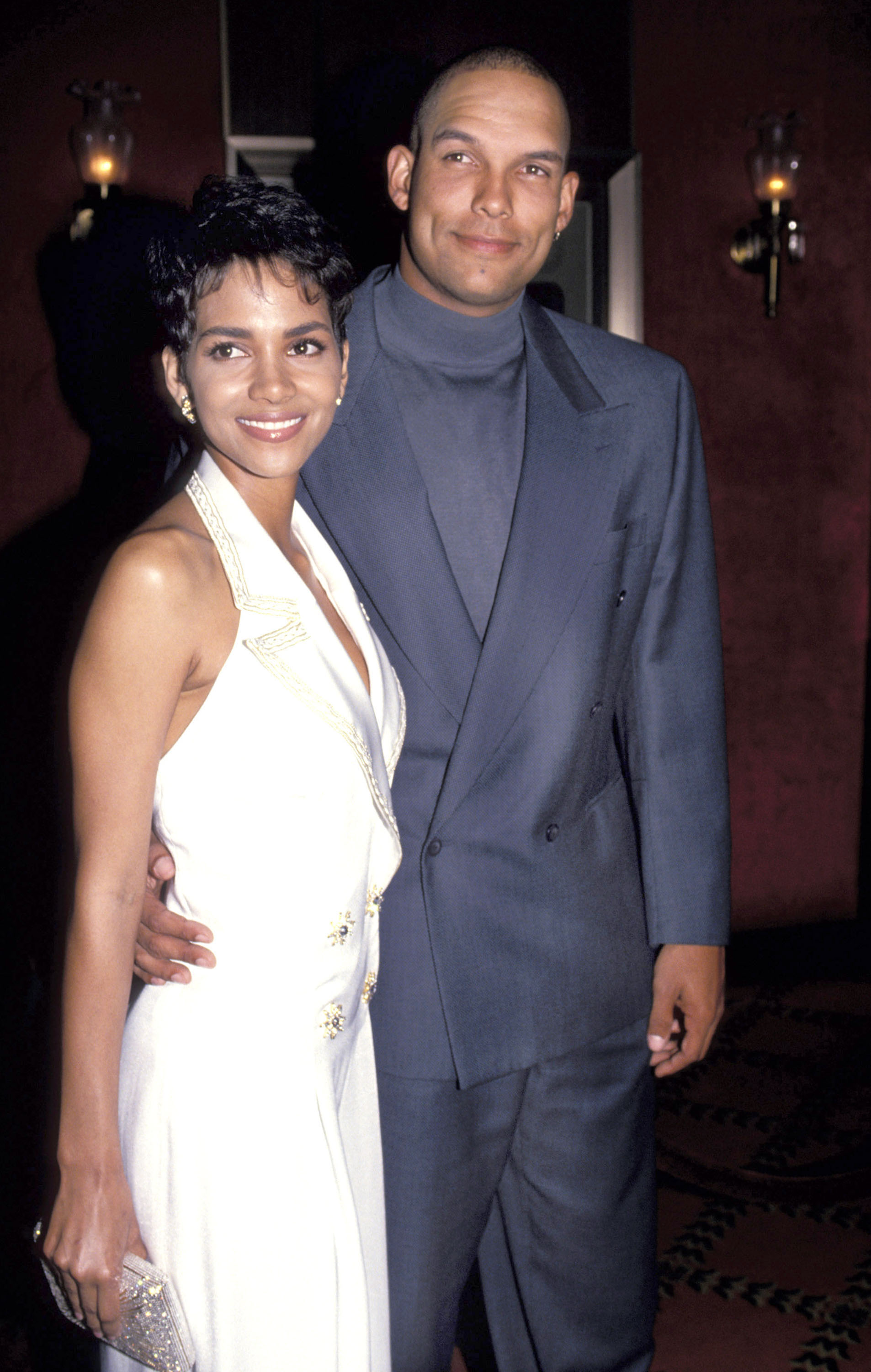 Halle Berry et David Justice posent ensemble lors d'un événement à Beverly Hills, en Californie, en 1995 | Source : Getty Images