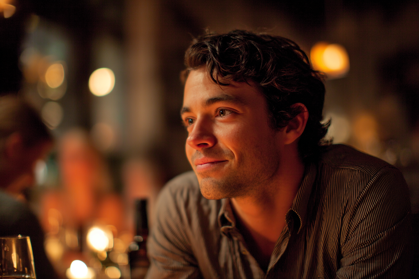 Un homme assis dans un restaurant | Source : Midjourney