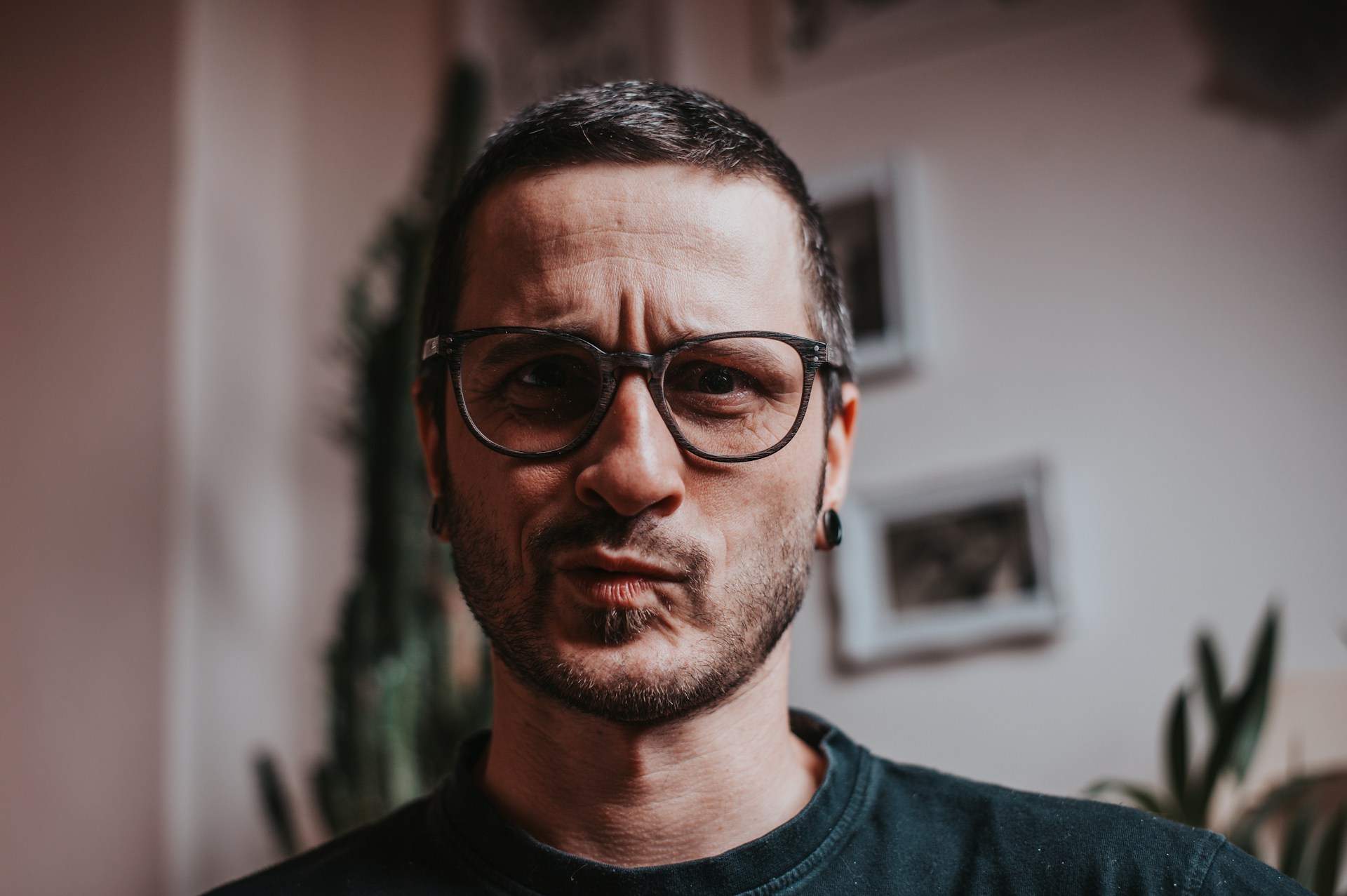 Un homme qui tire la tronche | Source : Unsplash