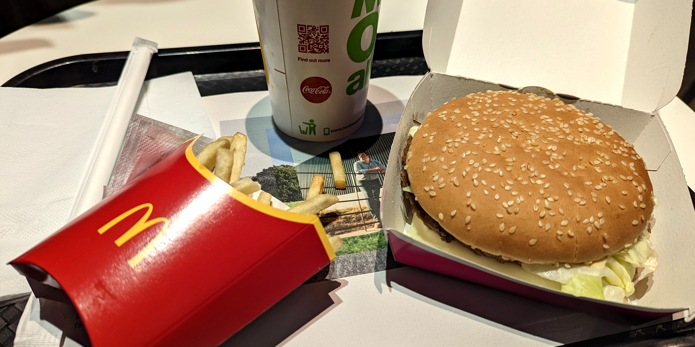 Burger et frites sur une table | Source : flickr.com/daniel0685/CC BY 2.0