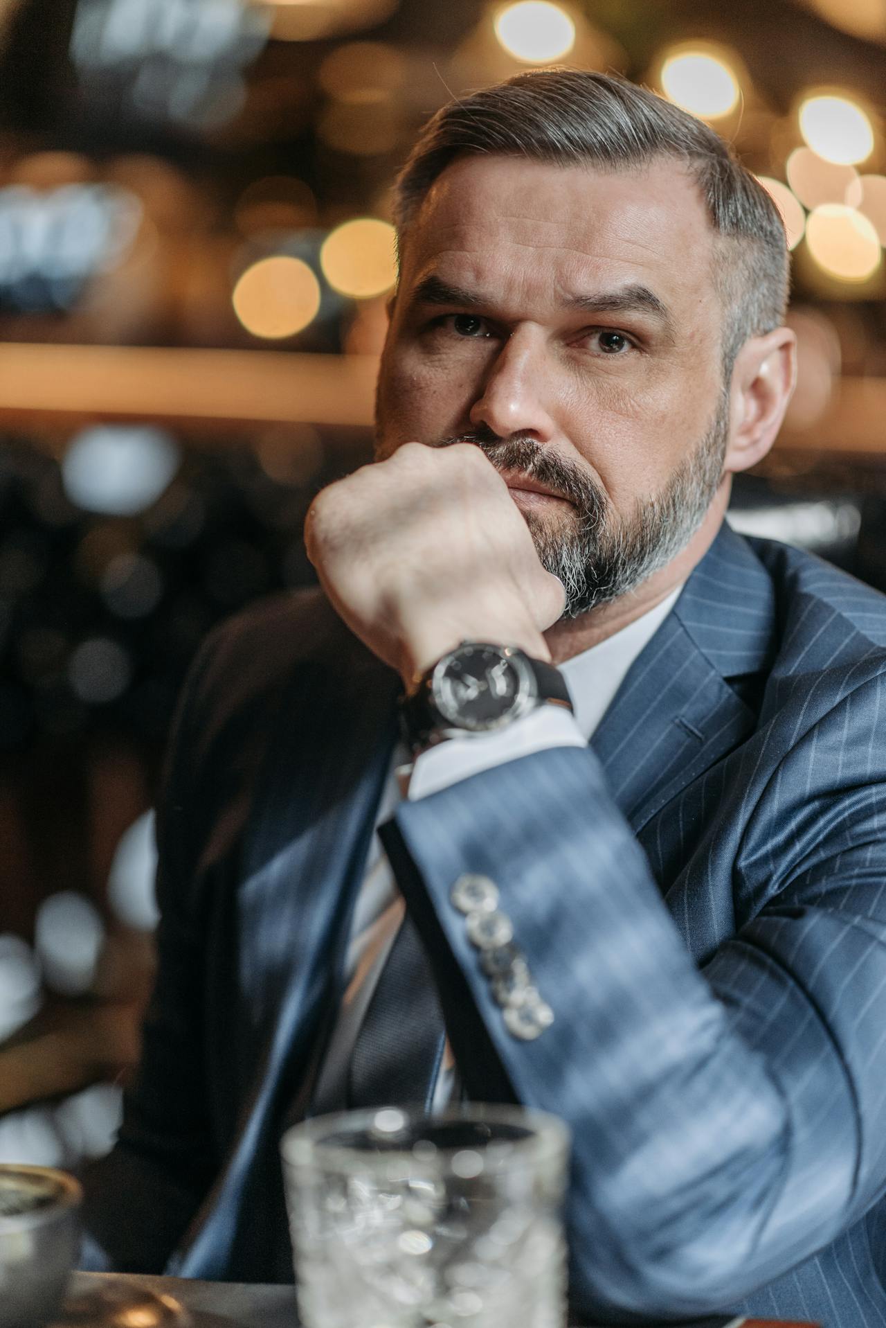 Un élégant homme d'affaires en costume | Source : Pexels