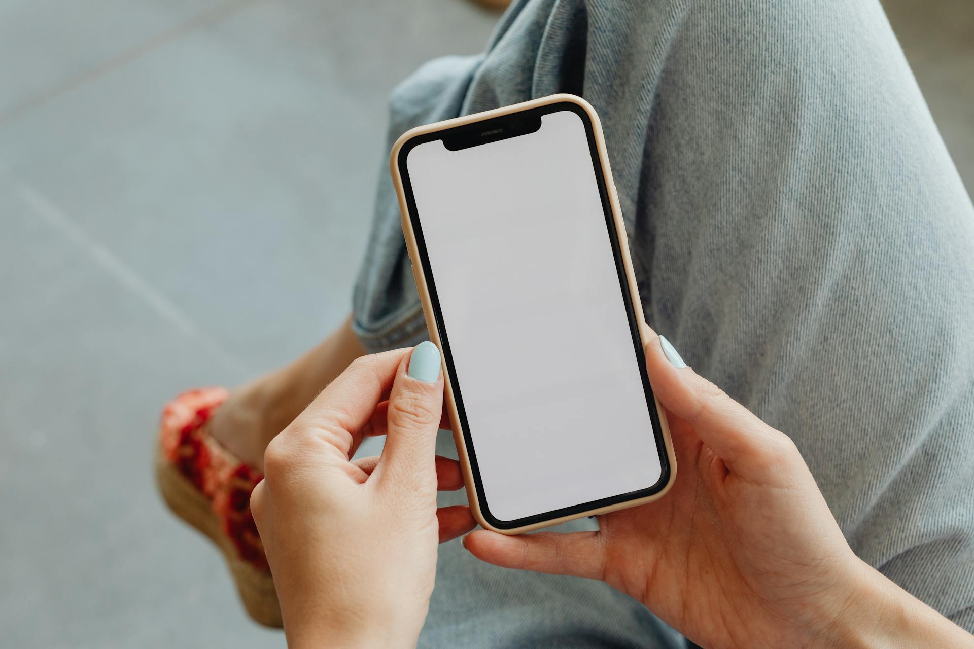 Gros plan sur une femme qui regarde son téléphone | Source : Pexels