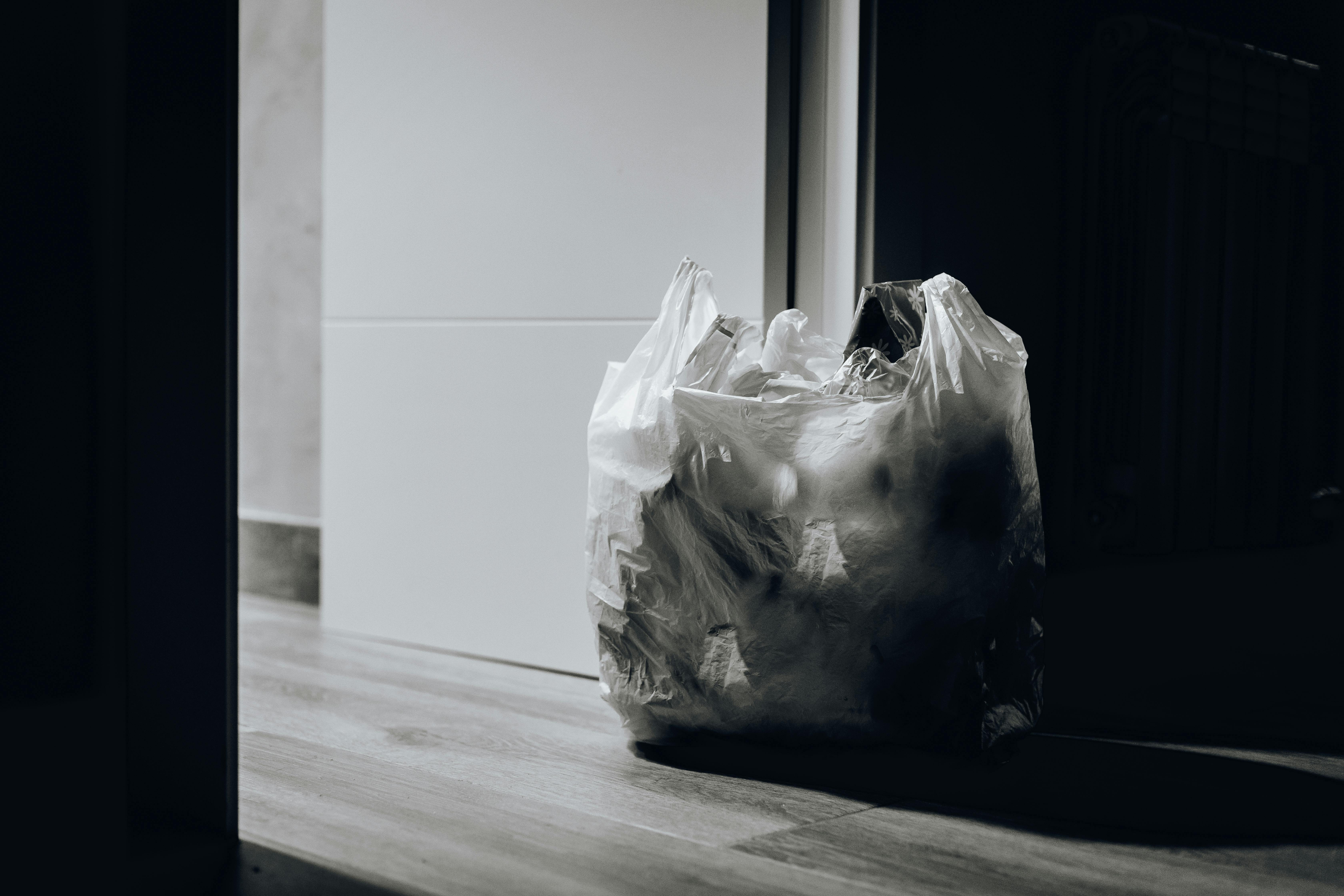 Un sac poubelle sur le sol | Source : Pexels