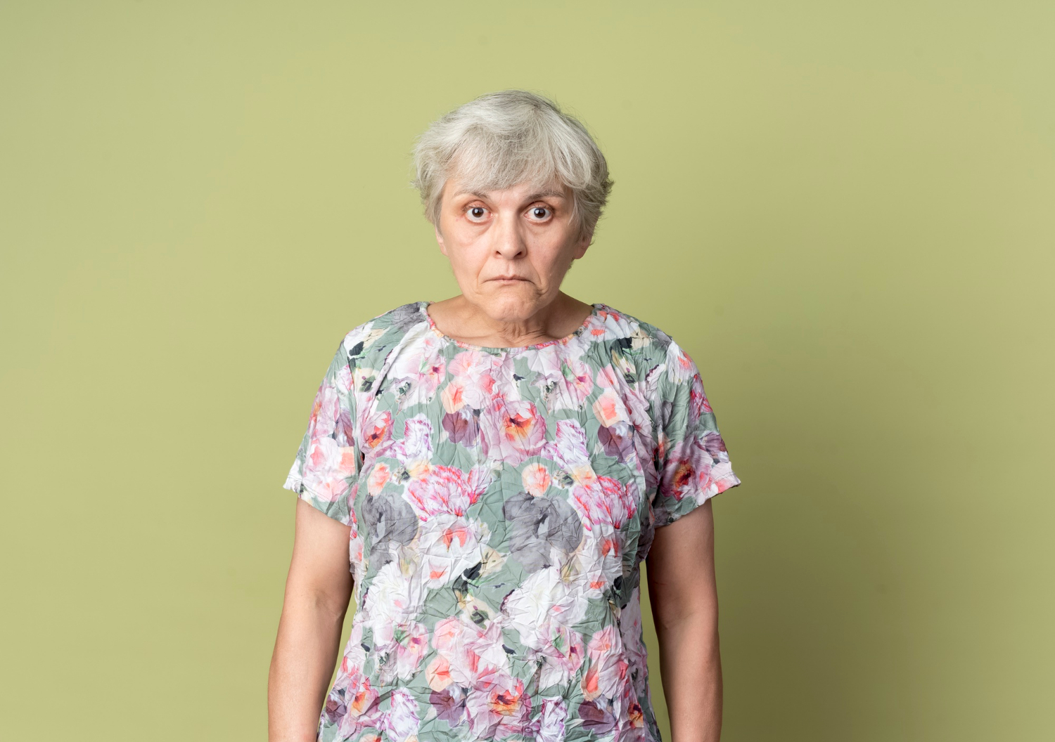 Une femme âgée stupéfaite | Source : Freepik