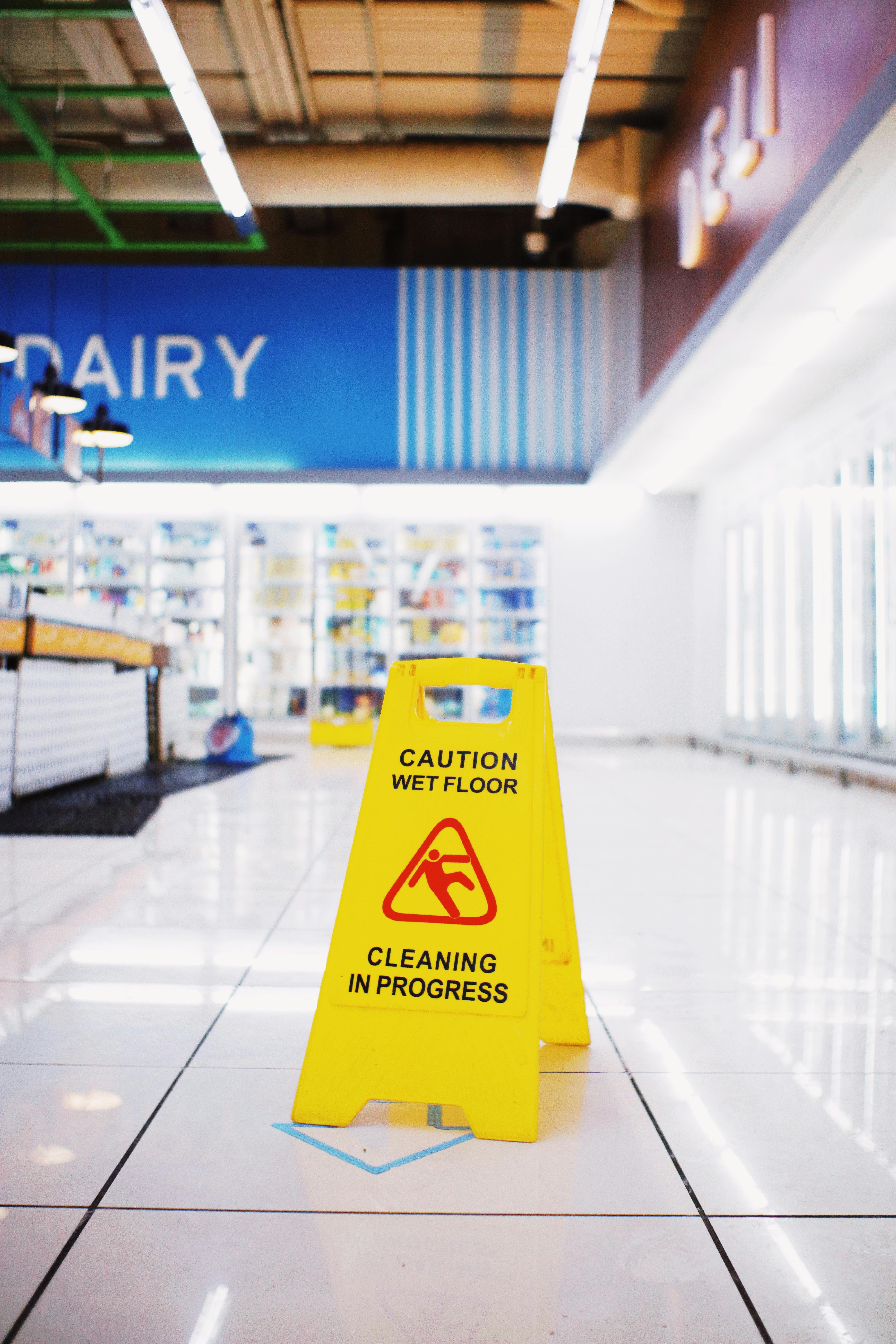Panneau "Attention sol mouillé" dans une épicerie | Source : Pexels