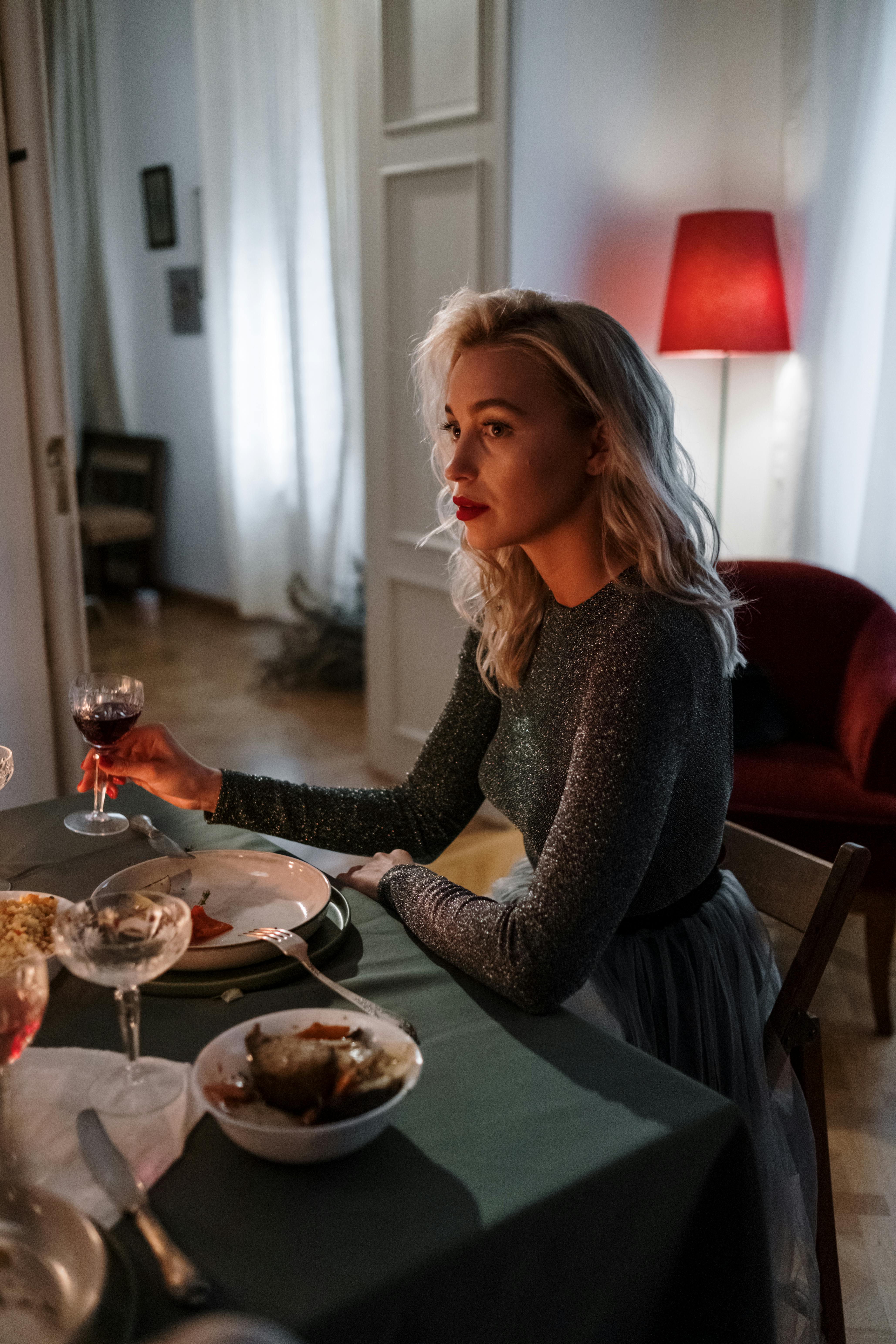 Une femme sérieuse à table | Source : Pexels