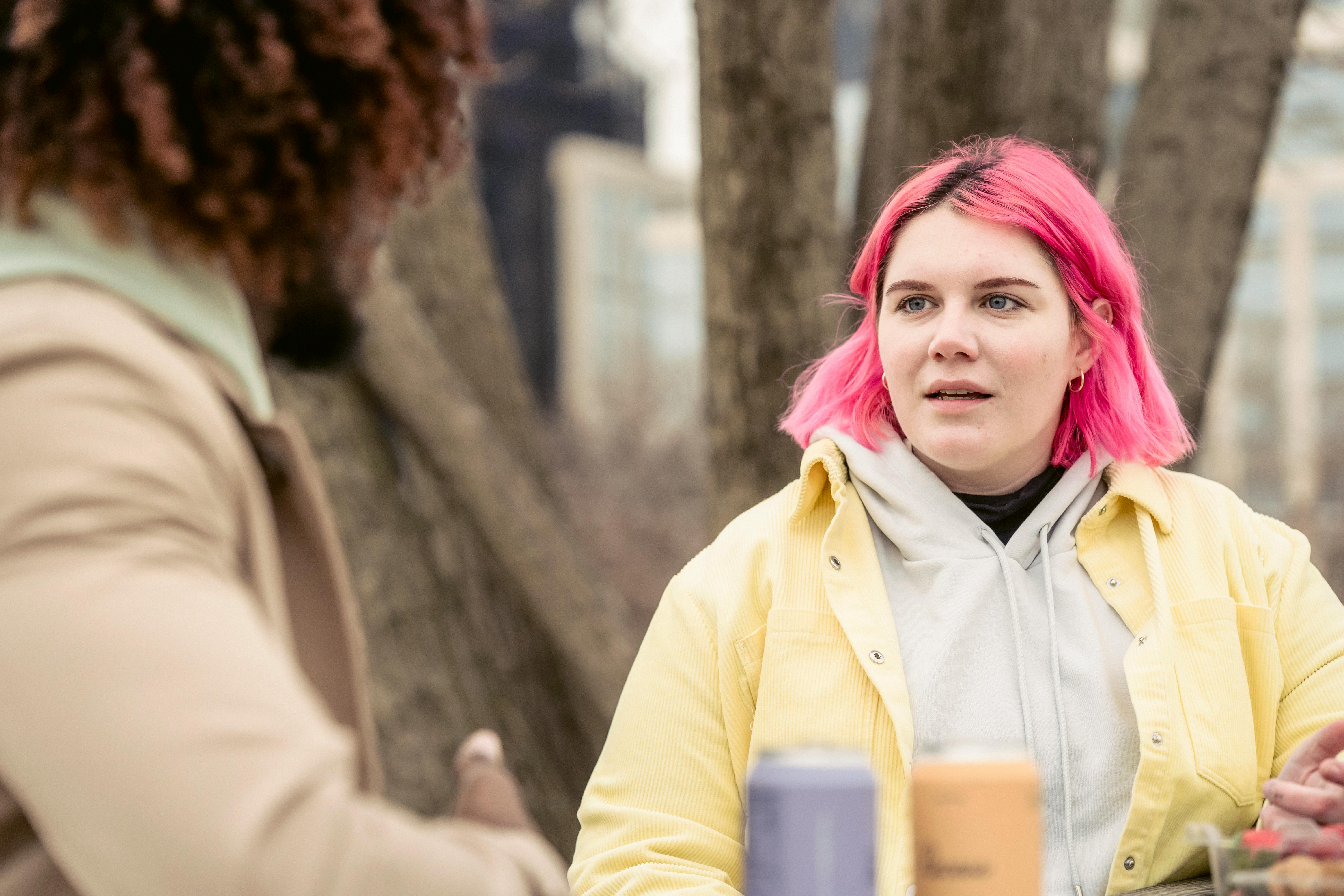 Une femme à l'air malheureuse parle à quelqu'un | Source : Pexels