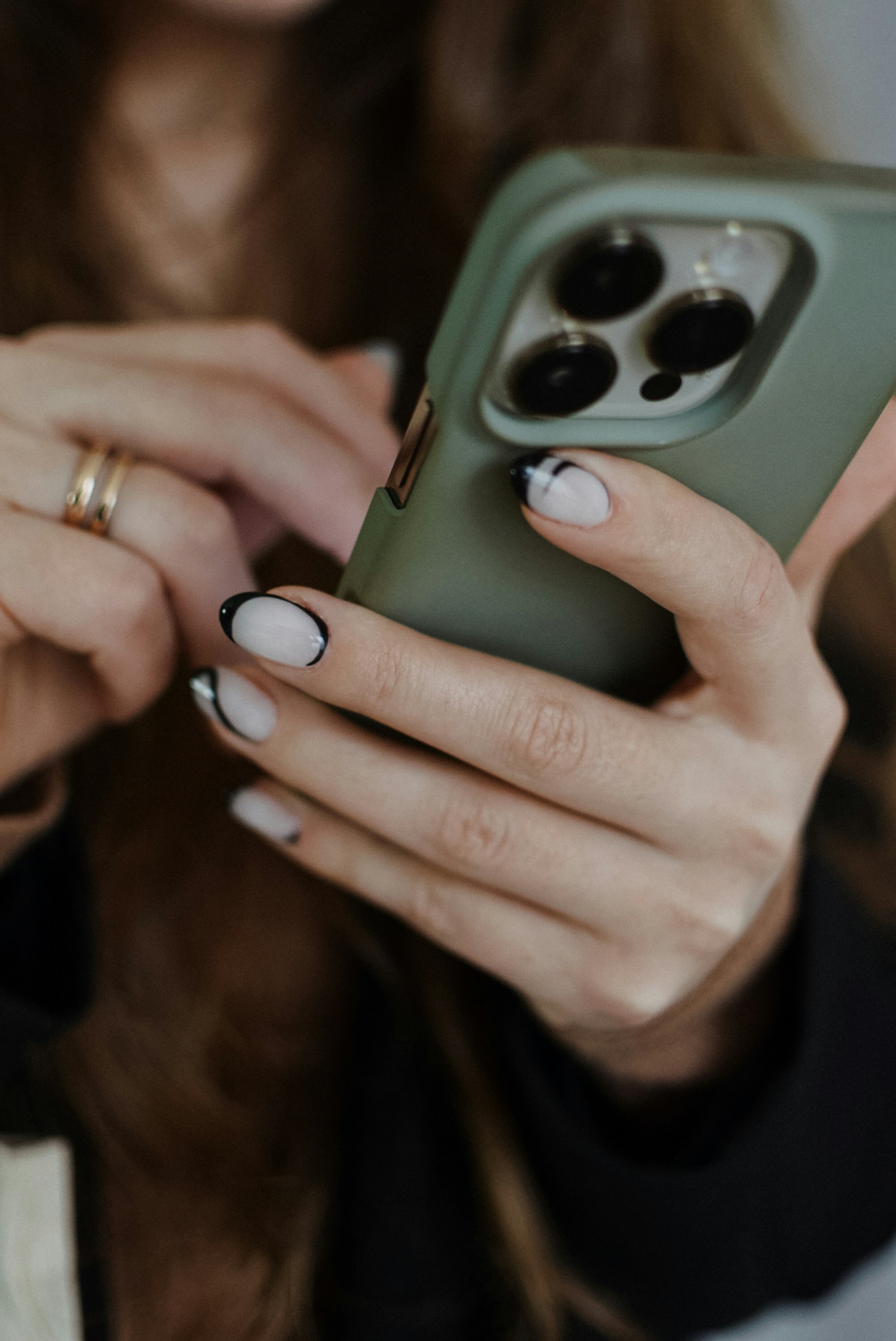 Gros plan d'une femme utilisant son téléphone | Source : Unsplash