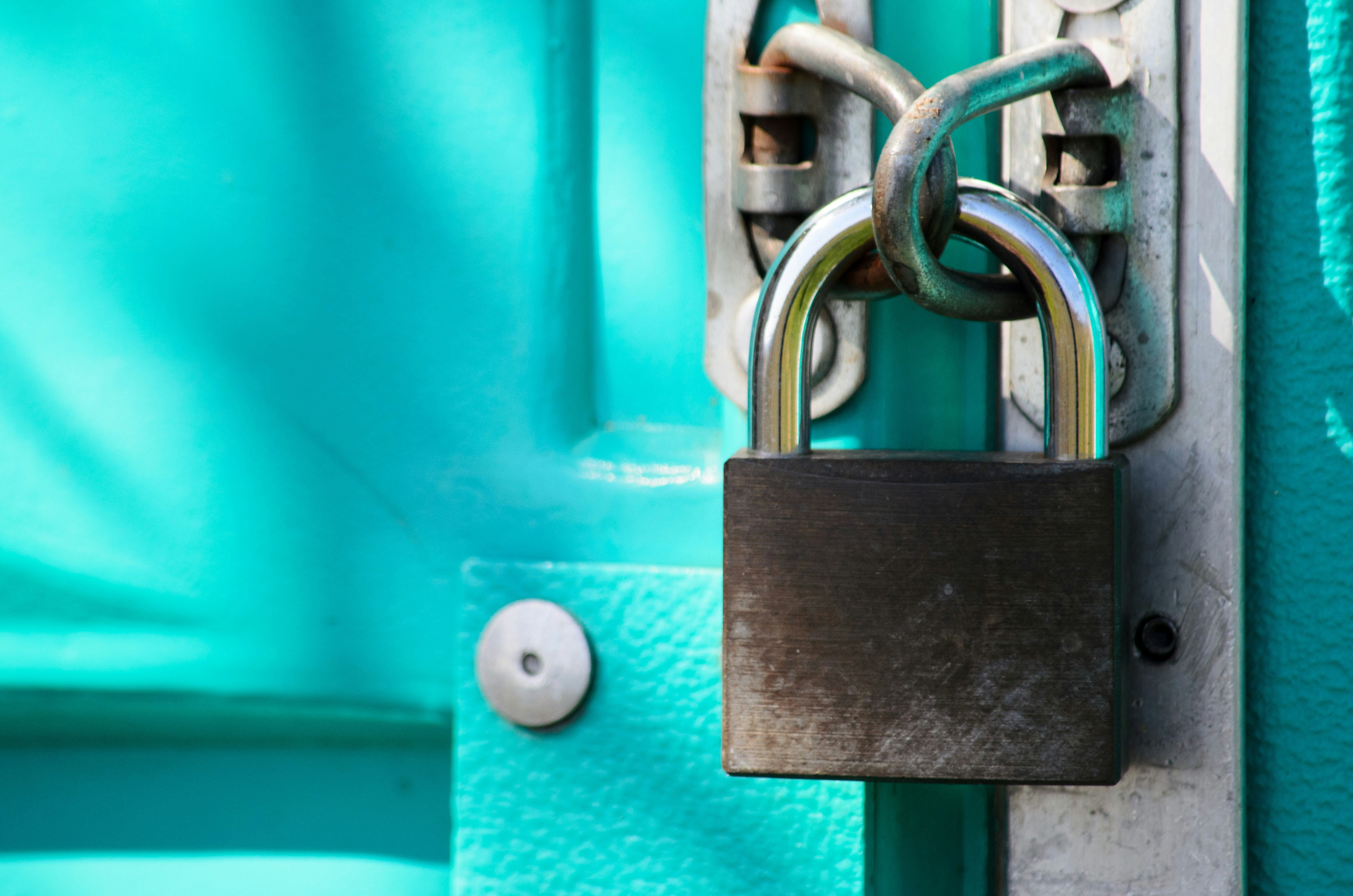 Un cadenas sur une porte | Source : Unsplash