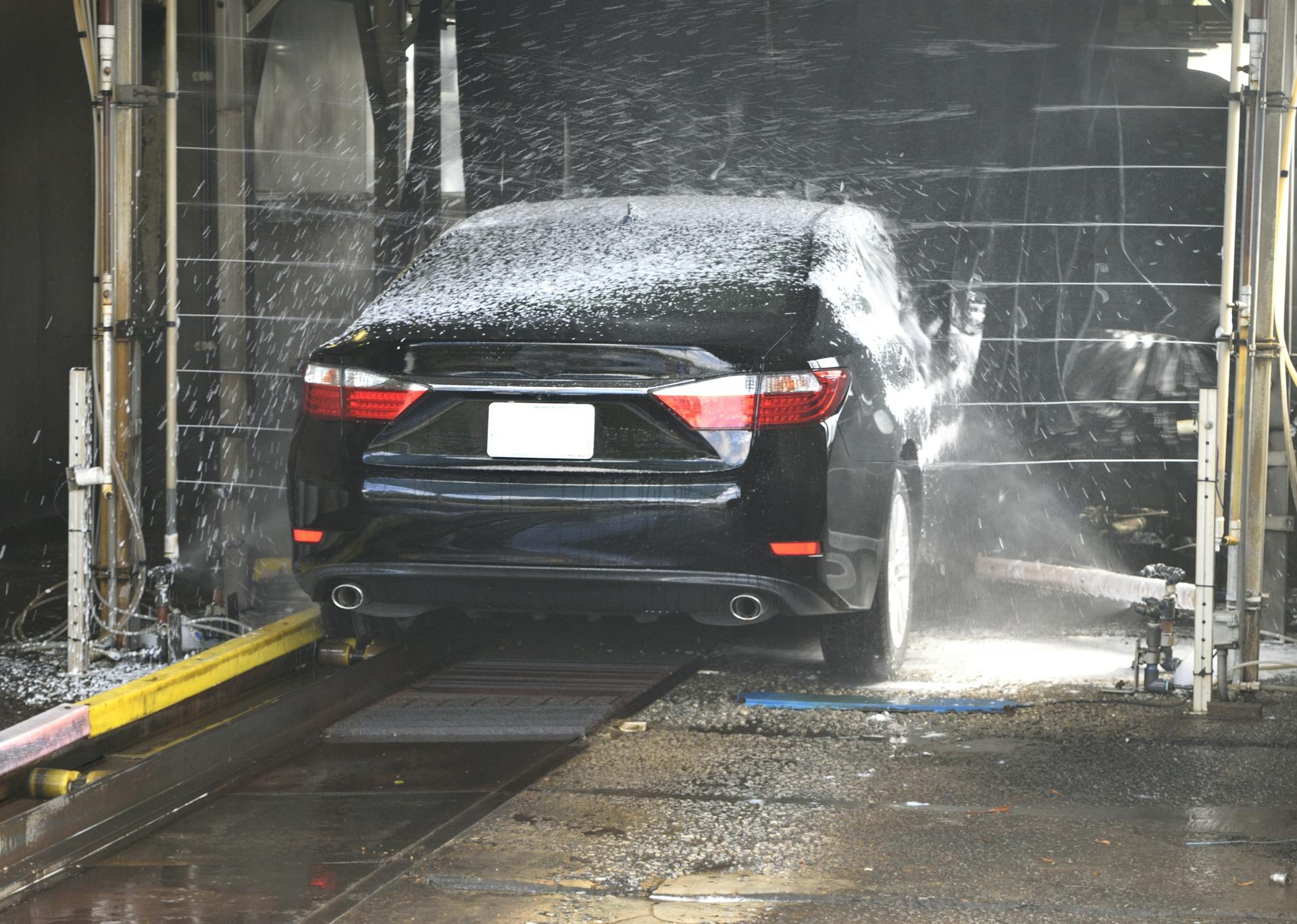 Une voiture dans une station de lavage | Source : Pexels