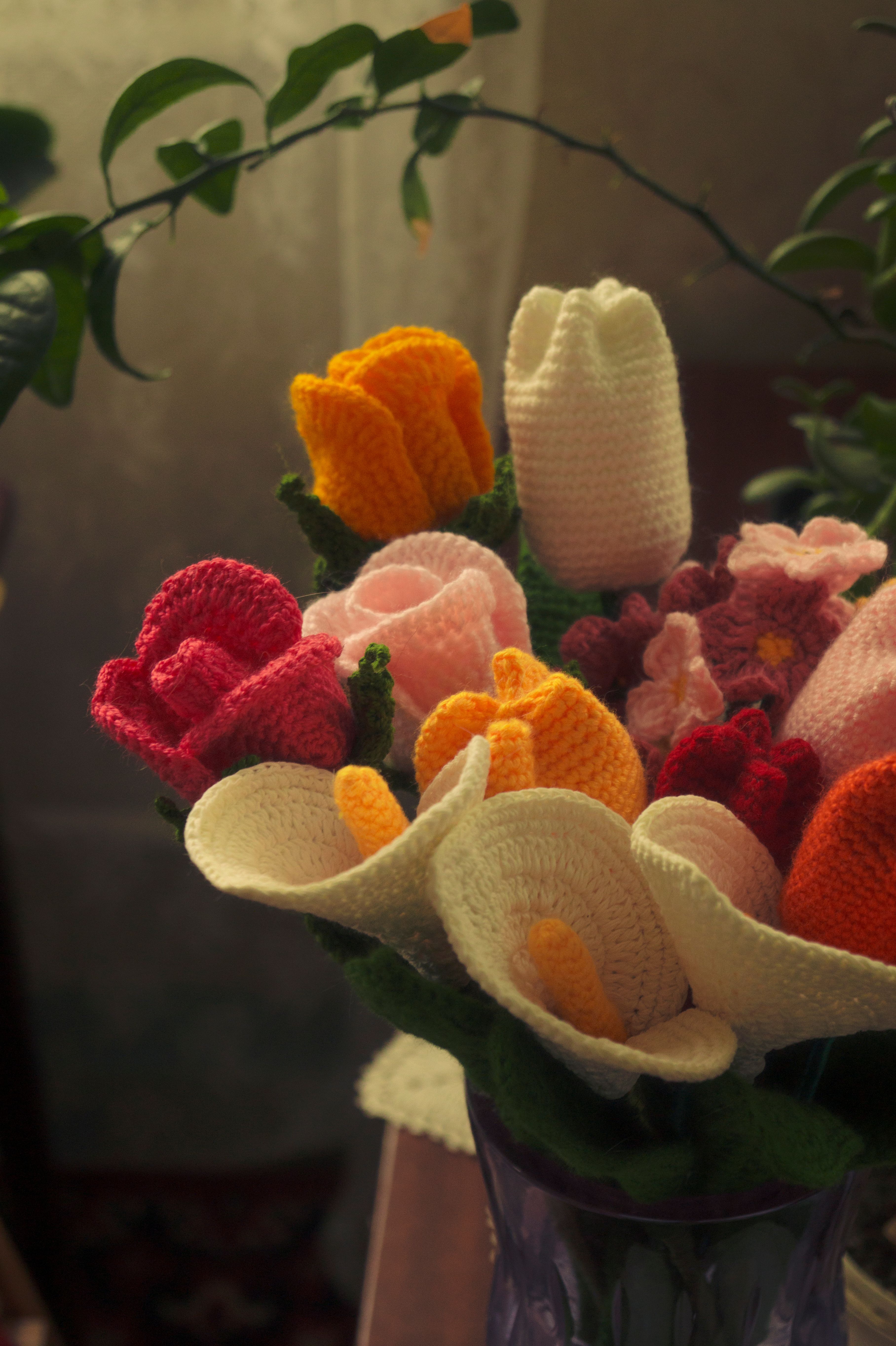 Un bouquet coloré de fleurs au crochet de différentes couleurs, disposées dans un vase | Source : Pexels
