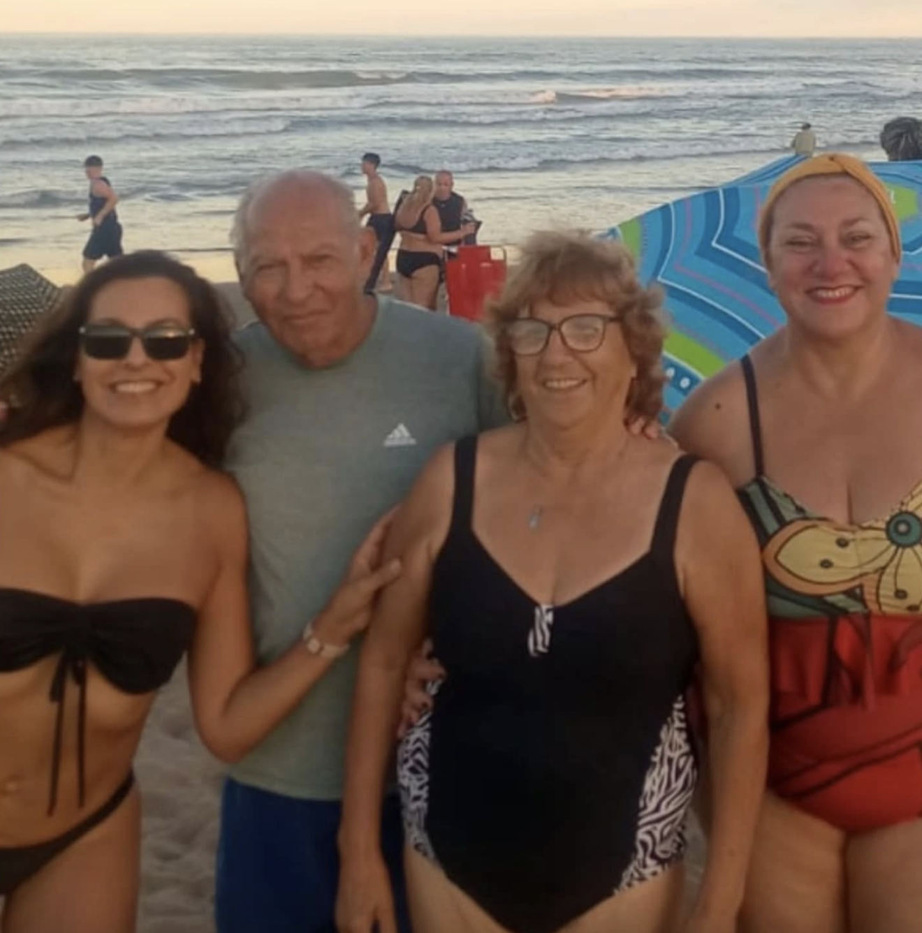 Laura Fernanda Leguizamón est photographiée avec les membres de sa famille sur une photo partagée le 1er mars 2025 | Source : Facebook/laura.leguizamon.1044