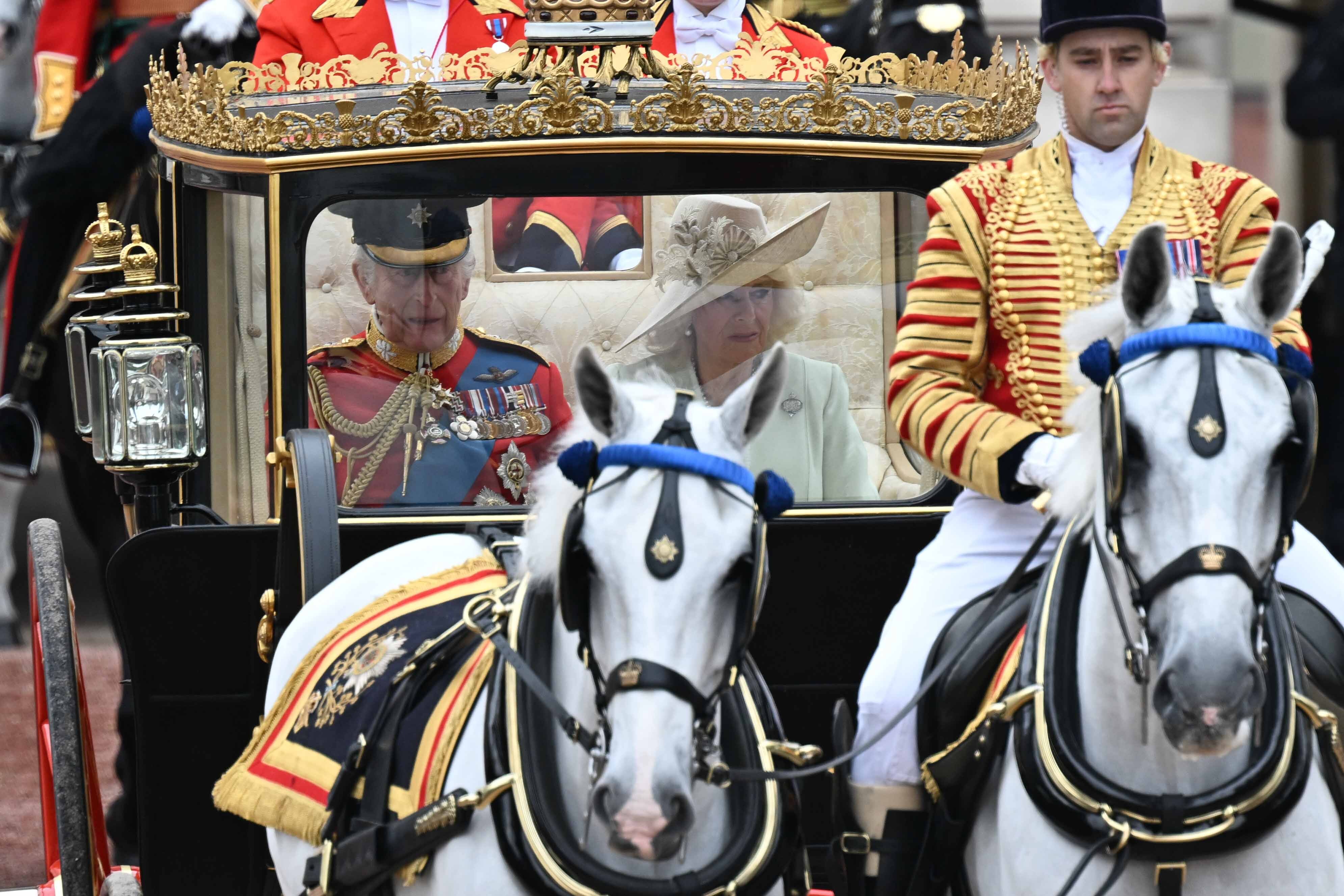 Mené par une escorte de cérémonie, le carrosse d'État écossais transporte le roi Charles III et la reine Camilla à travers Londres dans le cadre de la parade de l'anniversaire du roi, le 15 juin 2024 | Source : Getty Images
