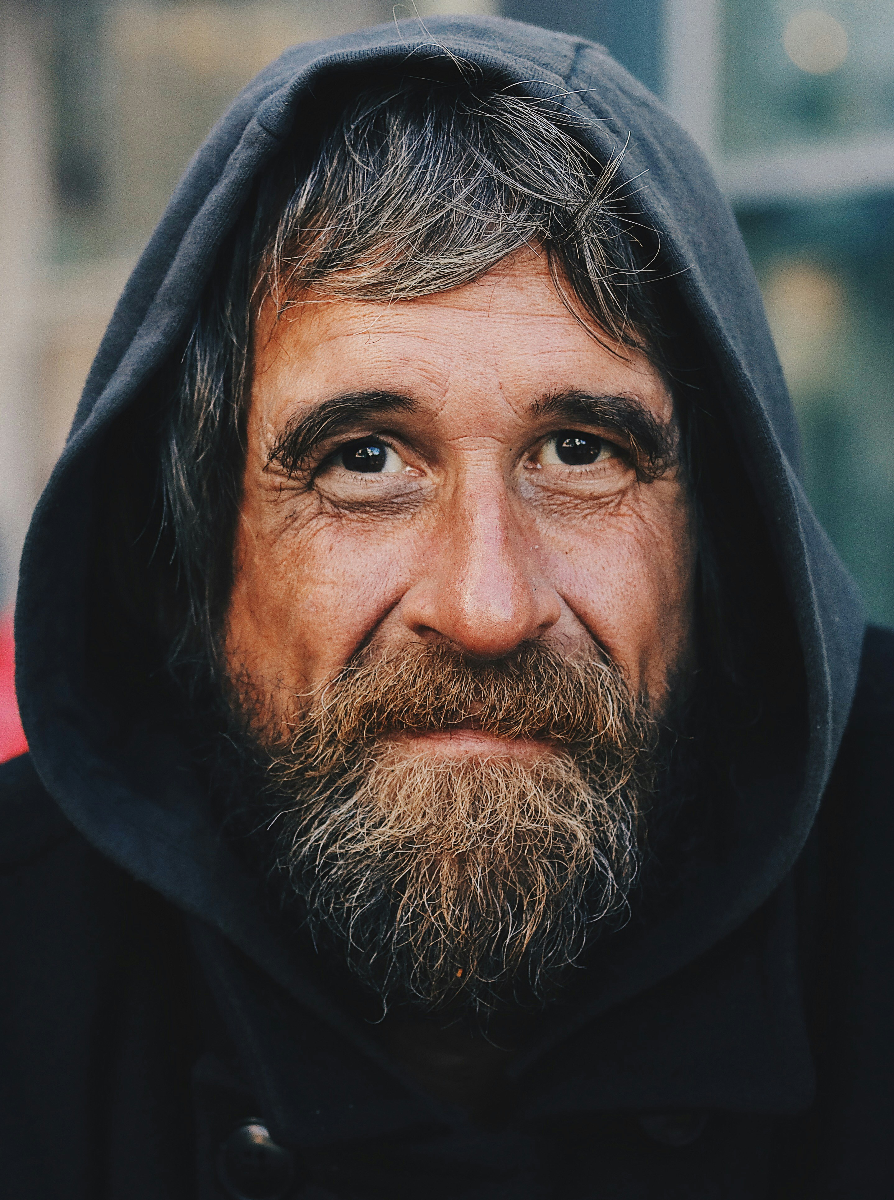 Un homme qui sourit timidement | Source : Unsplash