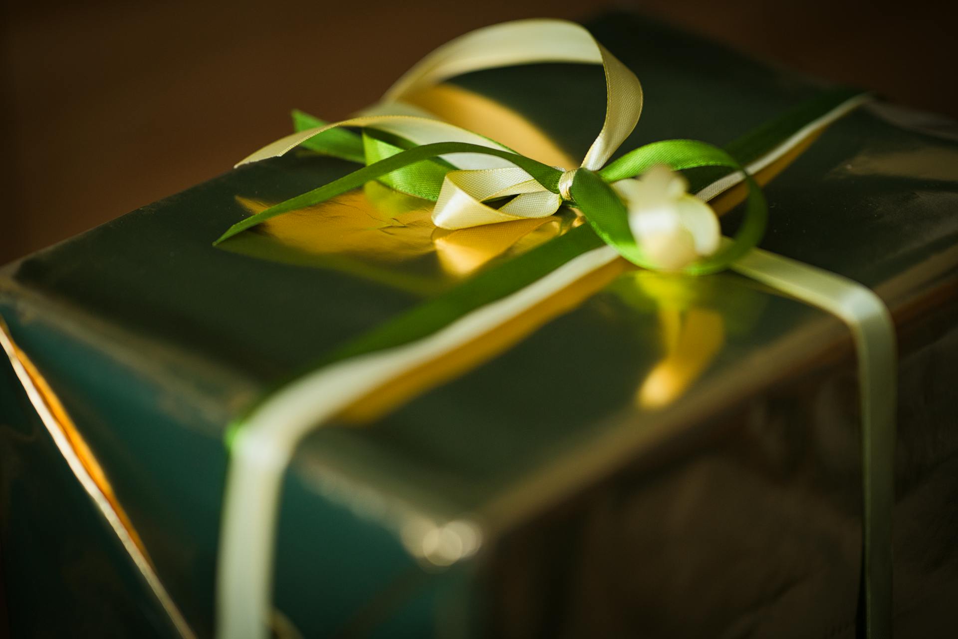Un gros plan d'un cadeau | Source : Pexels