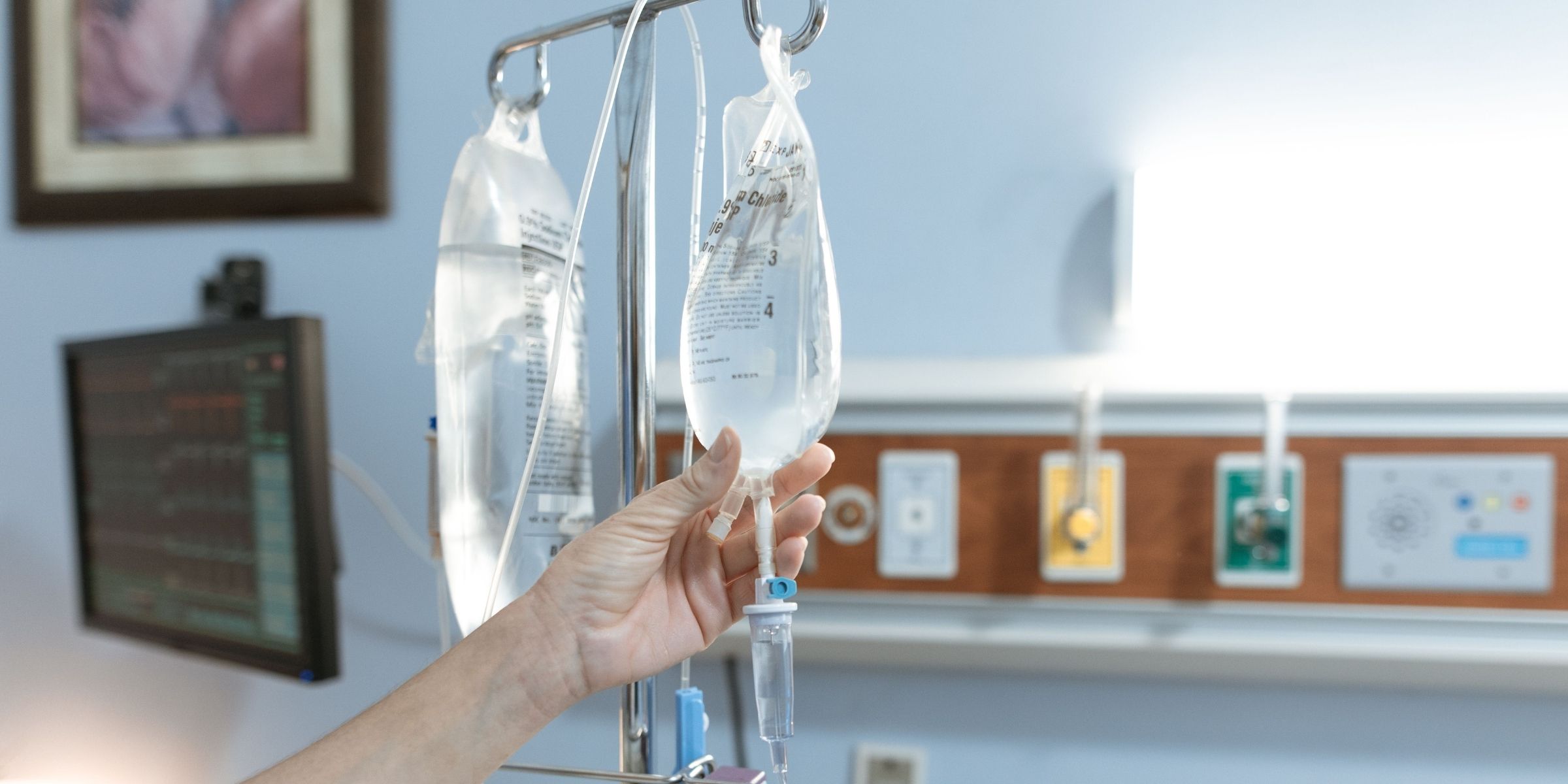 Une personne qui surveille une poche de perfusion | Source : Pexels