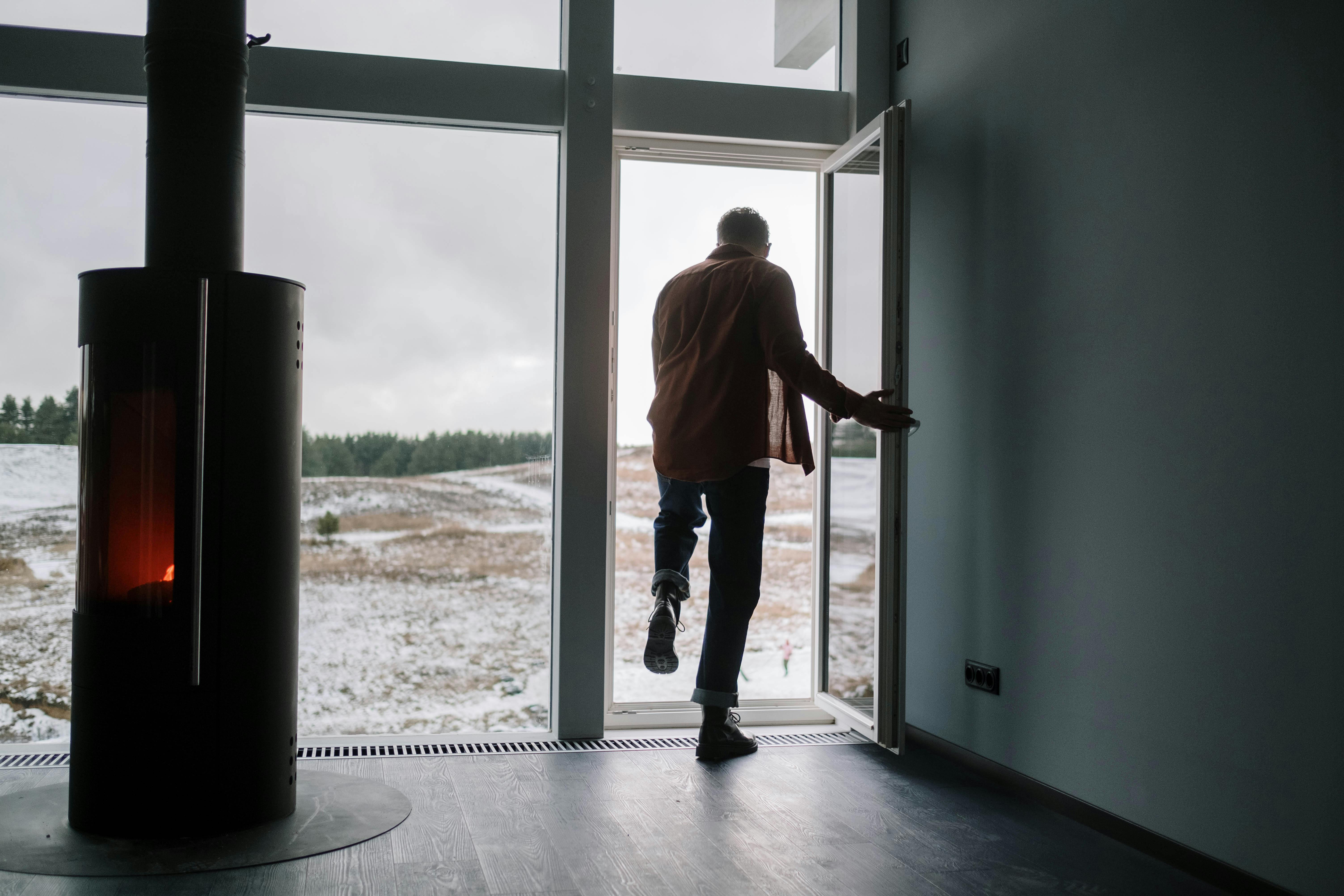 Un homme sortant d'une maison | Source : Pexels