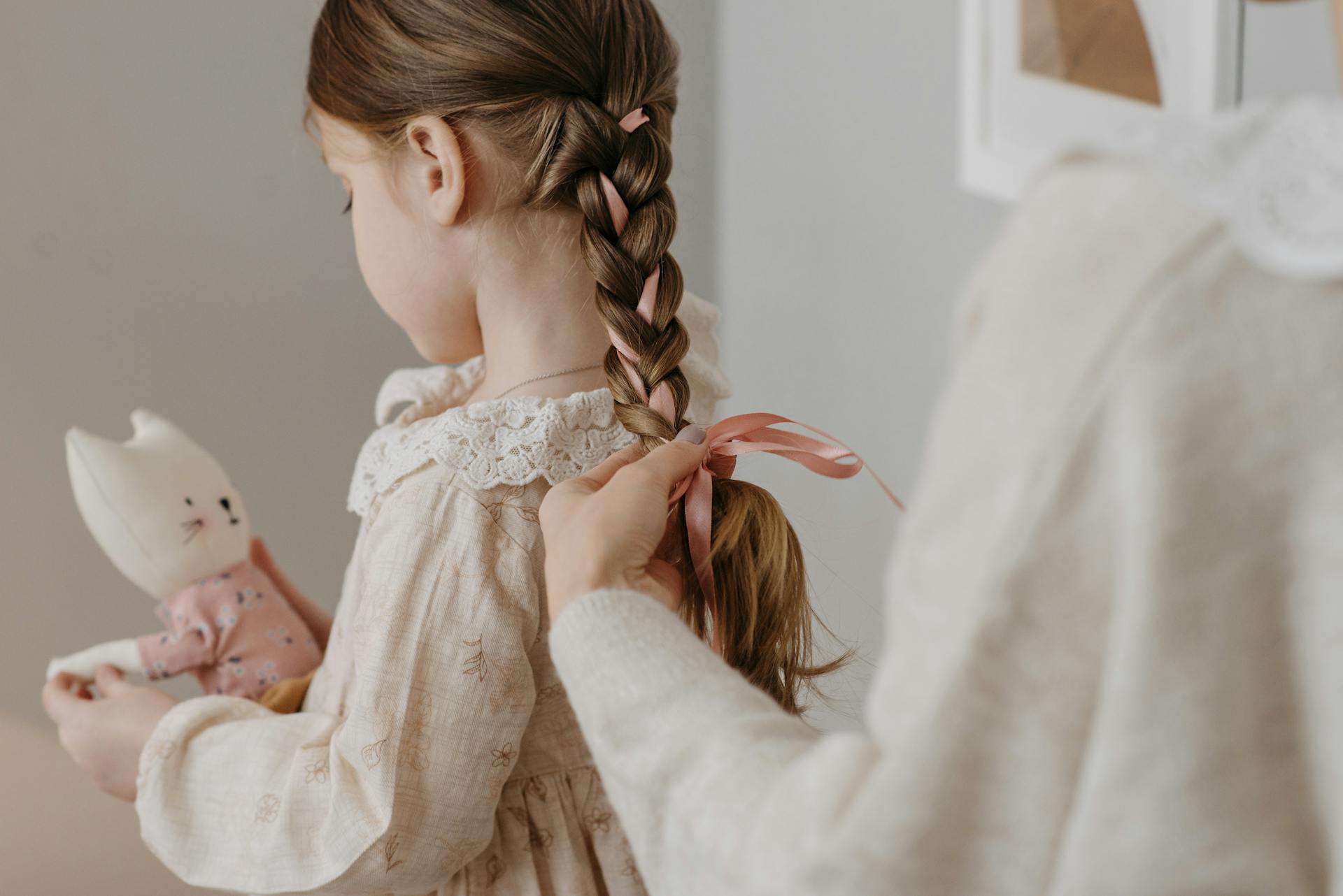 Une jeune fille avec un jouet | Source : Pexels