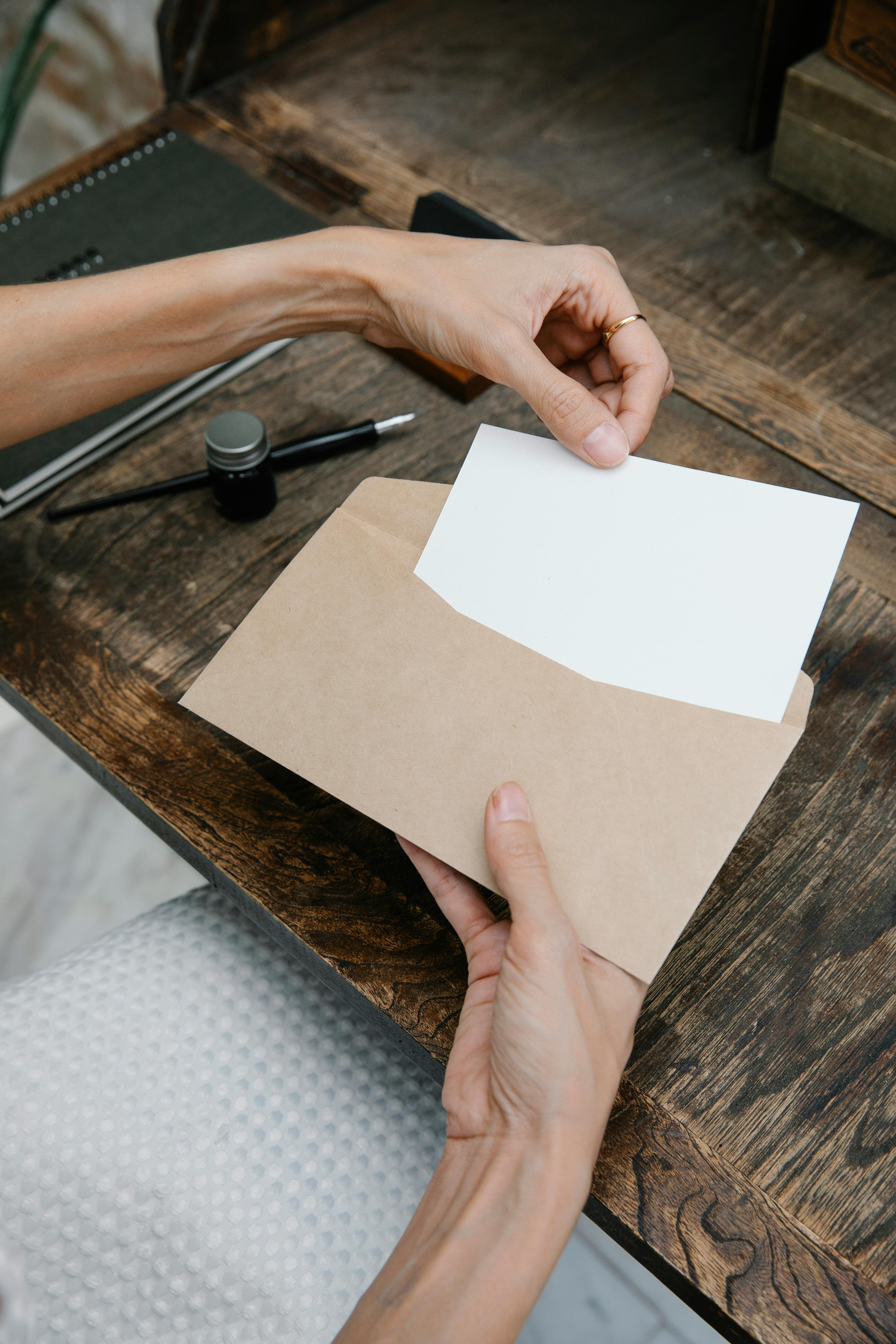 Une femme tenant une enveloppe | Source : Pexels