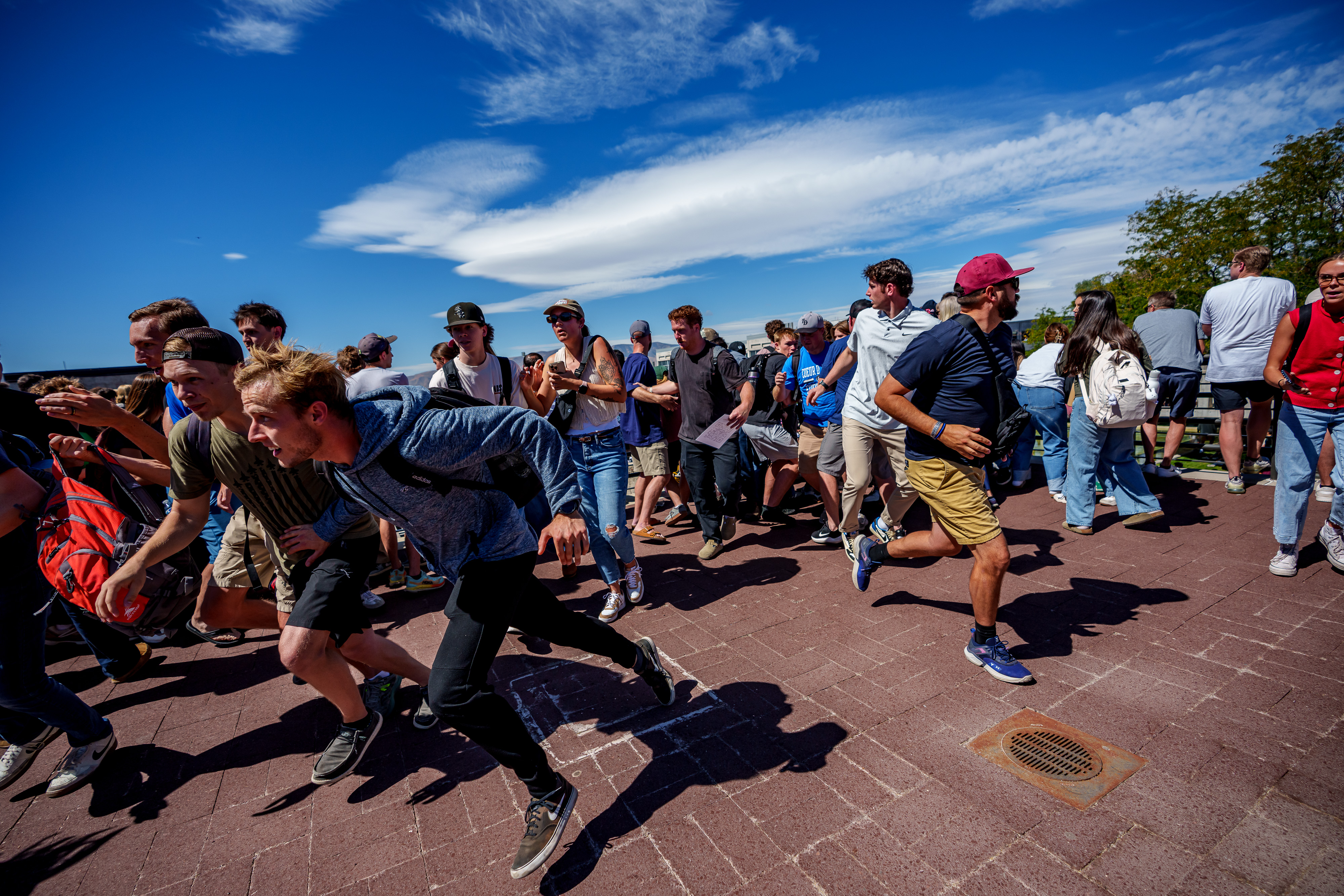 Des personnes courent se mettre à l'abri après que des coups de feu ont été tirés lors d'une apparition de Charlie Kirk à l'Utah Valley University, le 10 septembre 2025 | Source : Getty Images