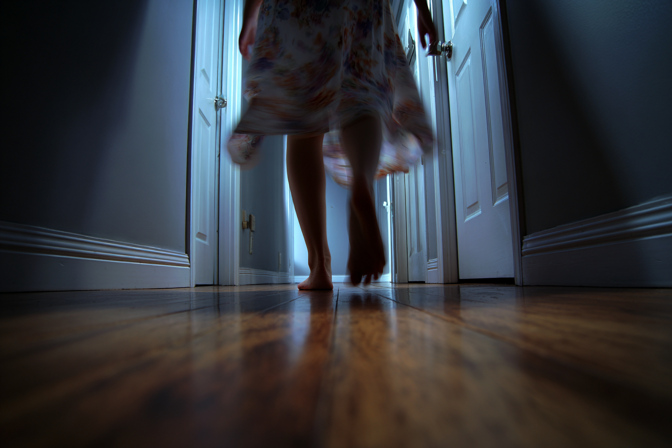 Une femme qui court dans le couloir | Source : Midjourney