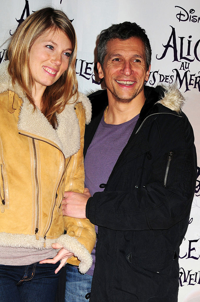 L'actrice Melanie Page et son mari Nagui (Nagui Fam) assistent à la première de "Alice au pays des merveilles" au Théâtre Mogador le 15 mars 2010 à Paris, France. | Source : Getty Images
