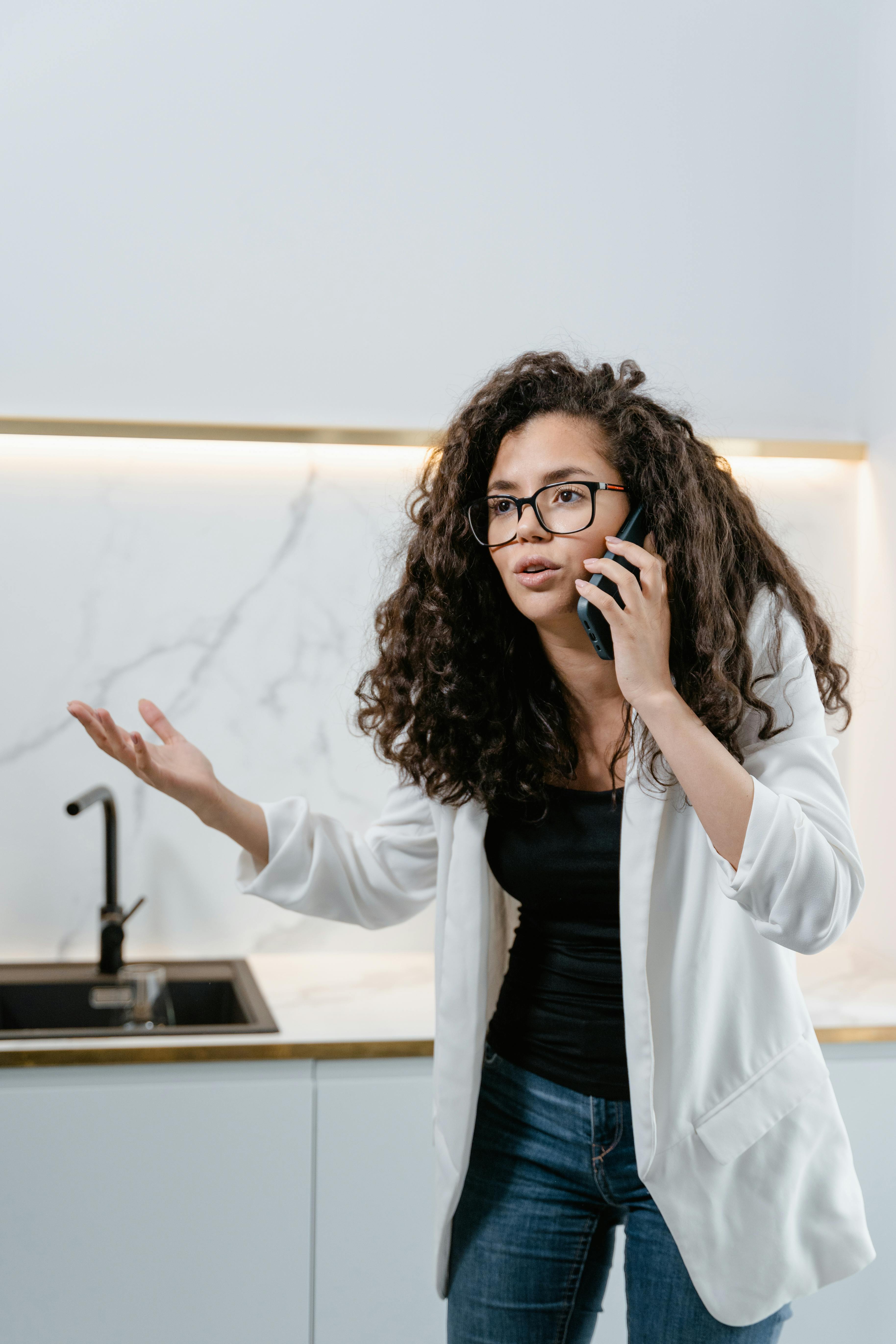 Une femme frustrée lors d'un appel | Source : Pexels
