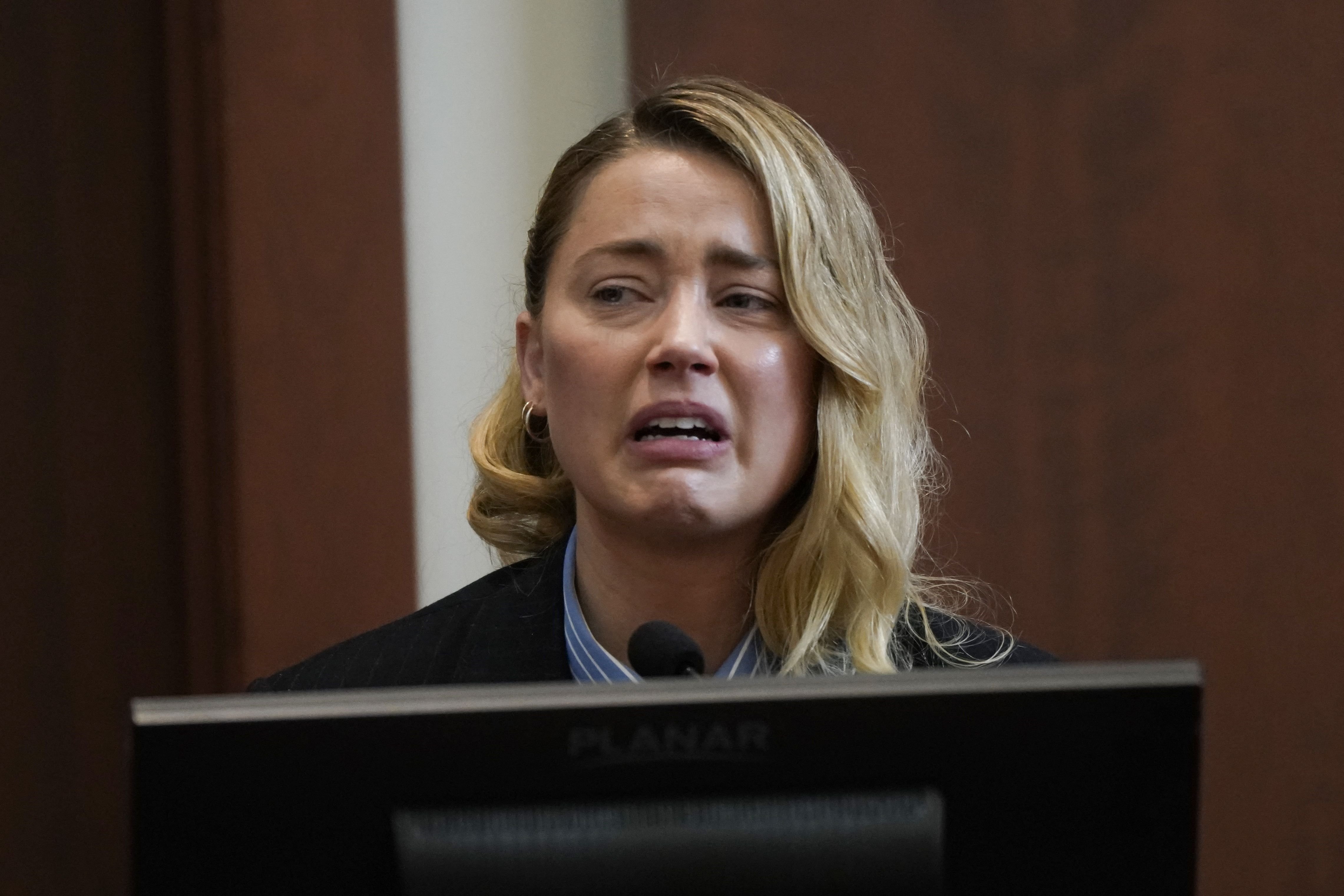 Amber Heard témoigne à la cour de circuit du comté de Fairfax lors d'un procès en diffamation contre Johnny Depp le 4 mai 2022 | Source : Getty Images