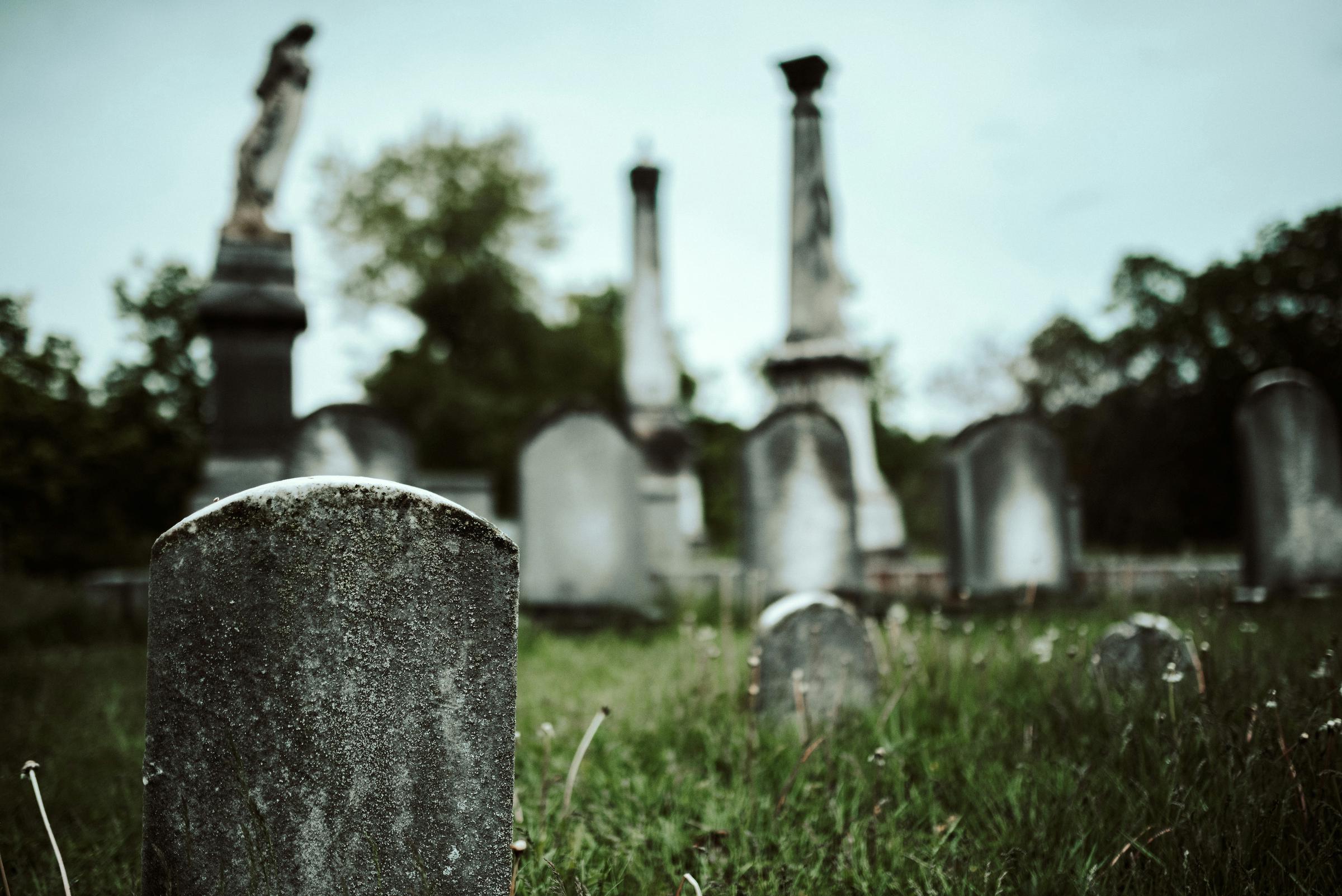 Pierres tombales dans un cimetière | Source : Unsplash