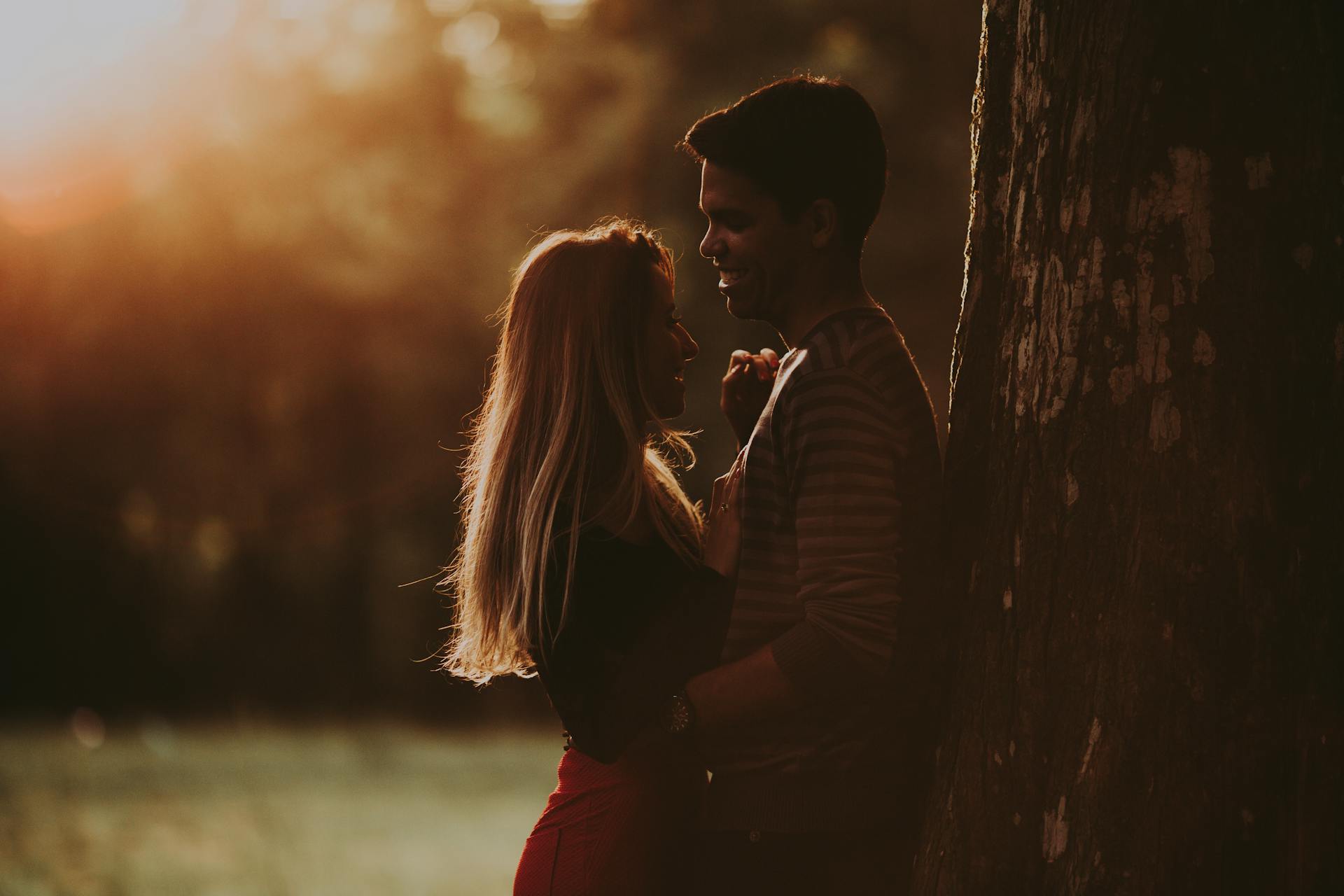 Un couple se tenant près d'un arbre | Source : Pexels