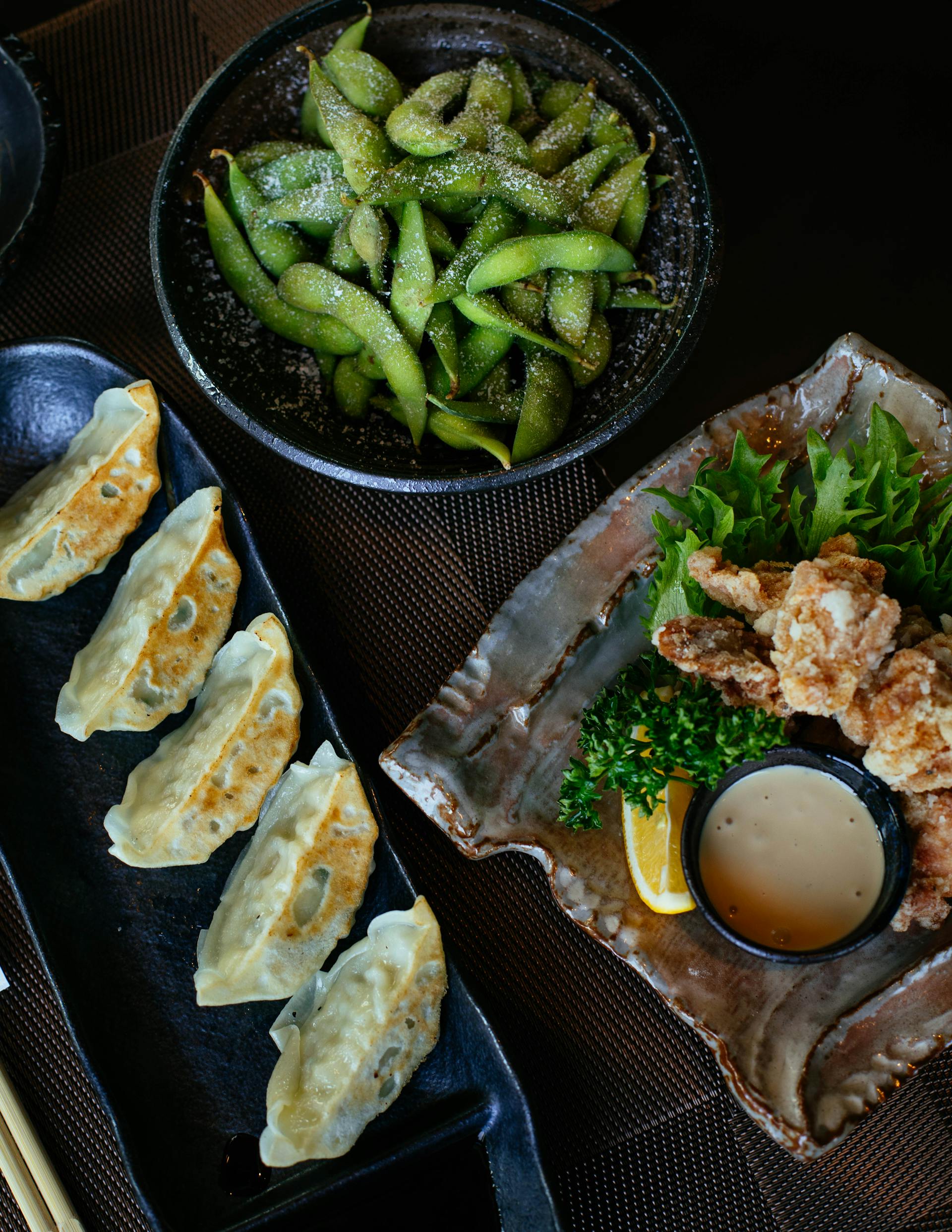 Soja, boulettes cuites et poulet servis sur une table | Source : Pexels