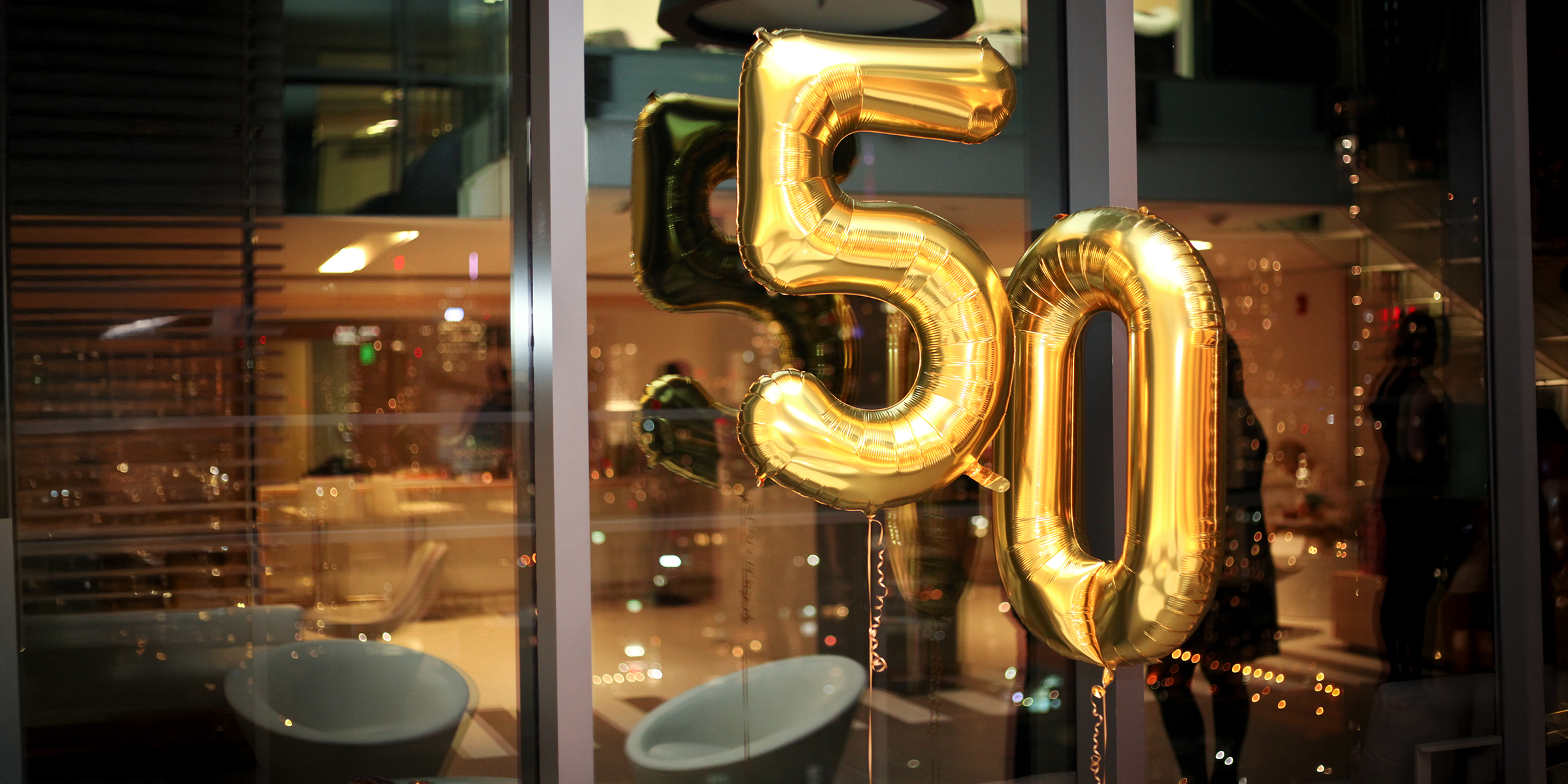 Des ballons en forme de chiffre 50 | Source : Shutterstock