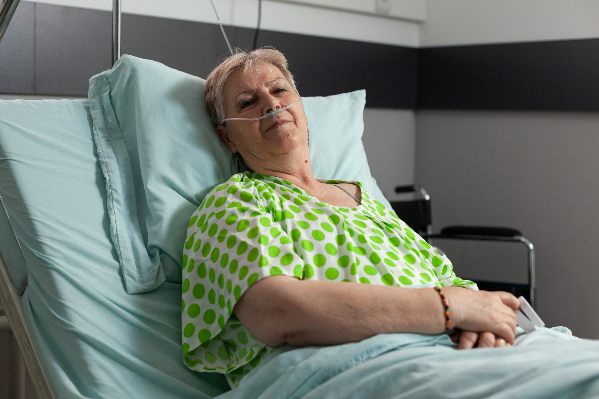 Une femme âgée allongée sur un lit d'hôpital | Source : Freepik