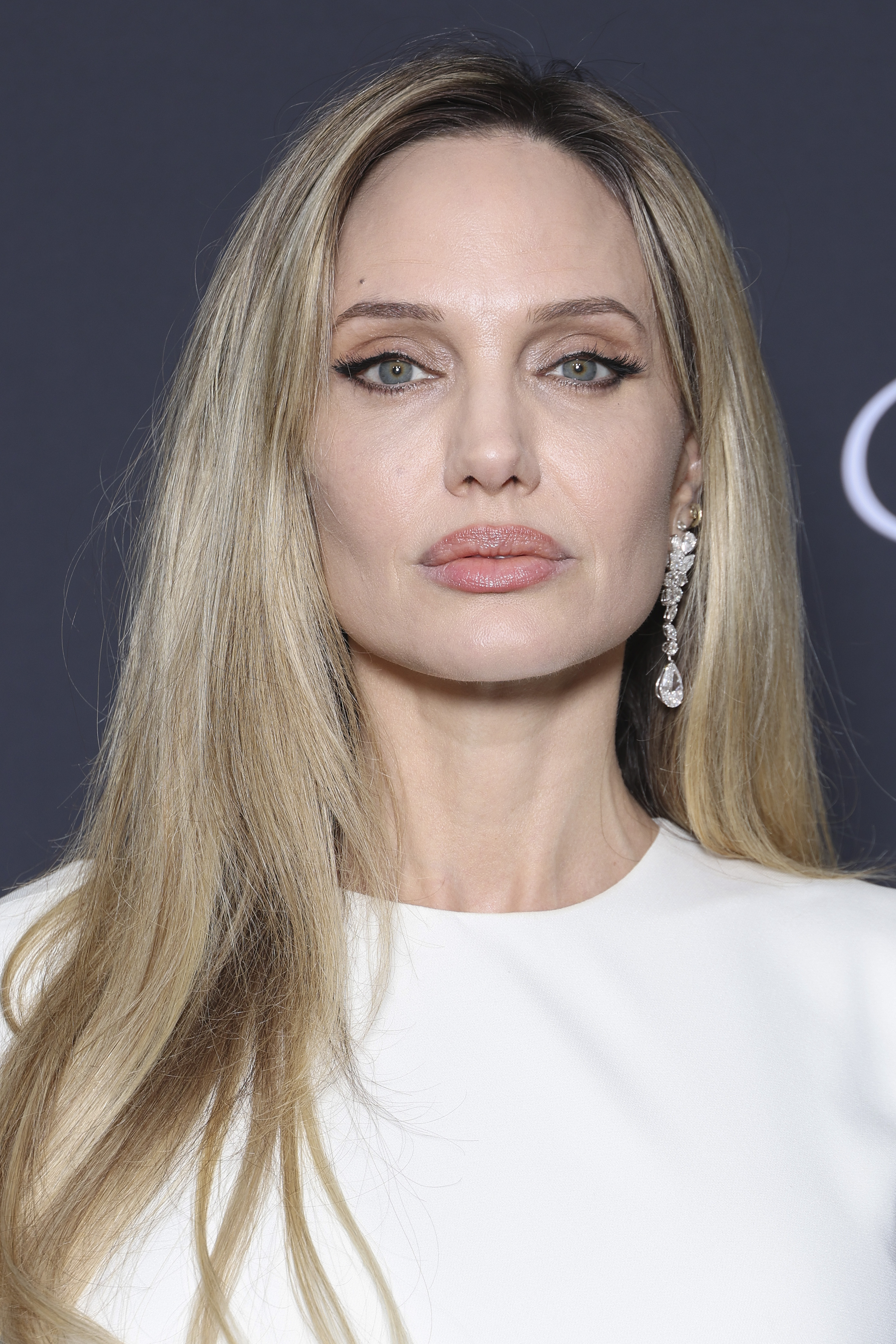 Angelina Jolie assiste à la séance photo pour le Trophée Chopard lors du 78e Festival de Cannes à Carlton Beach, le 16 mai 2025 à Cannes, en France I Source : Getty Images