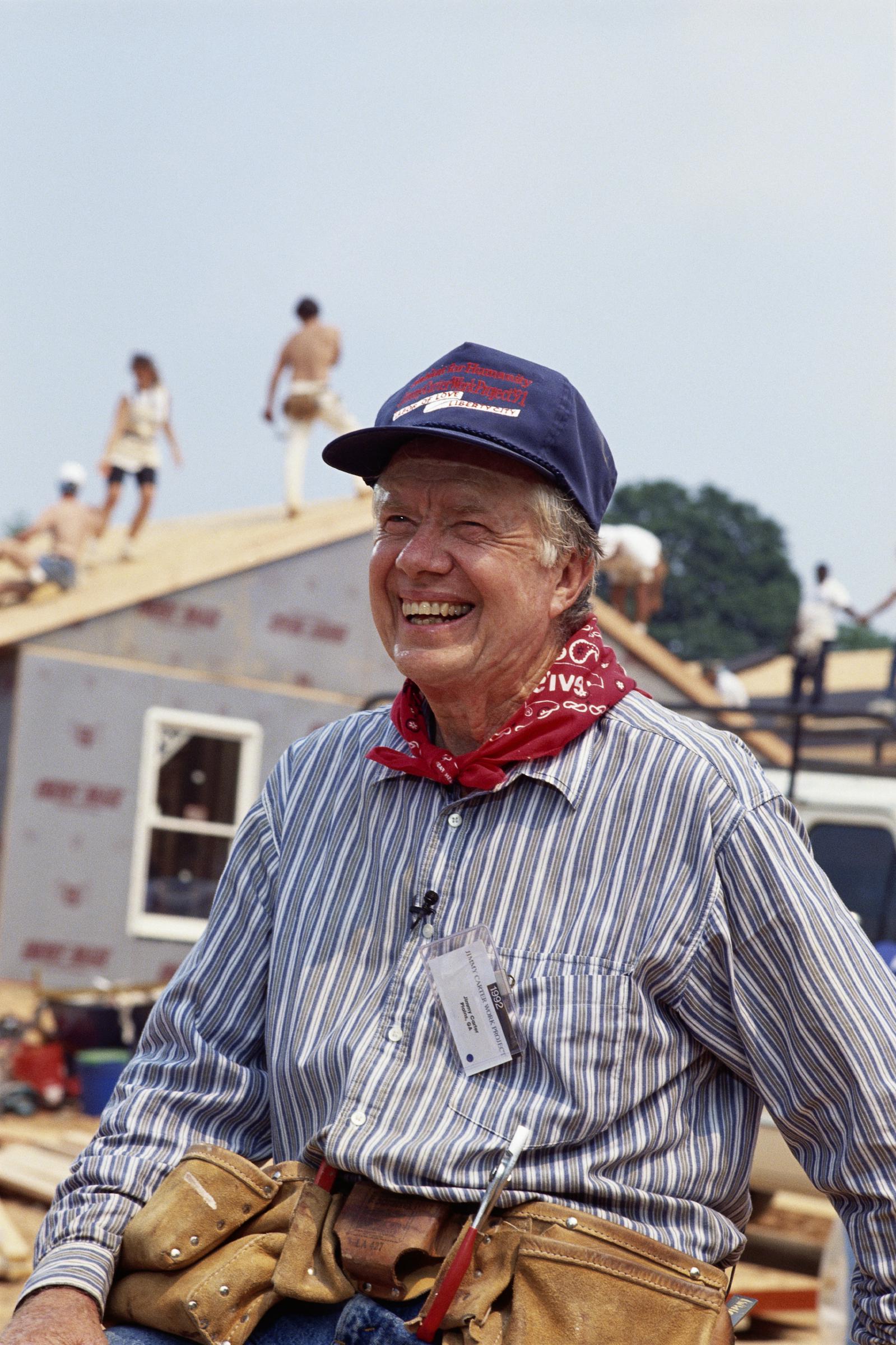 Jimmy Carter sur un chantier de construction pour Habitat for Humanity le 1er juin 1992 | Source : Getty Images