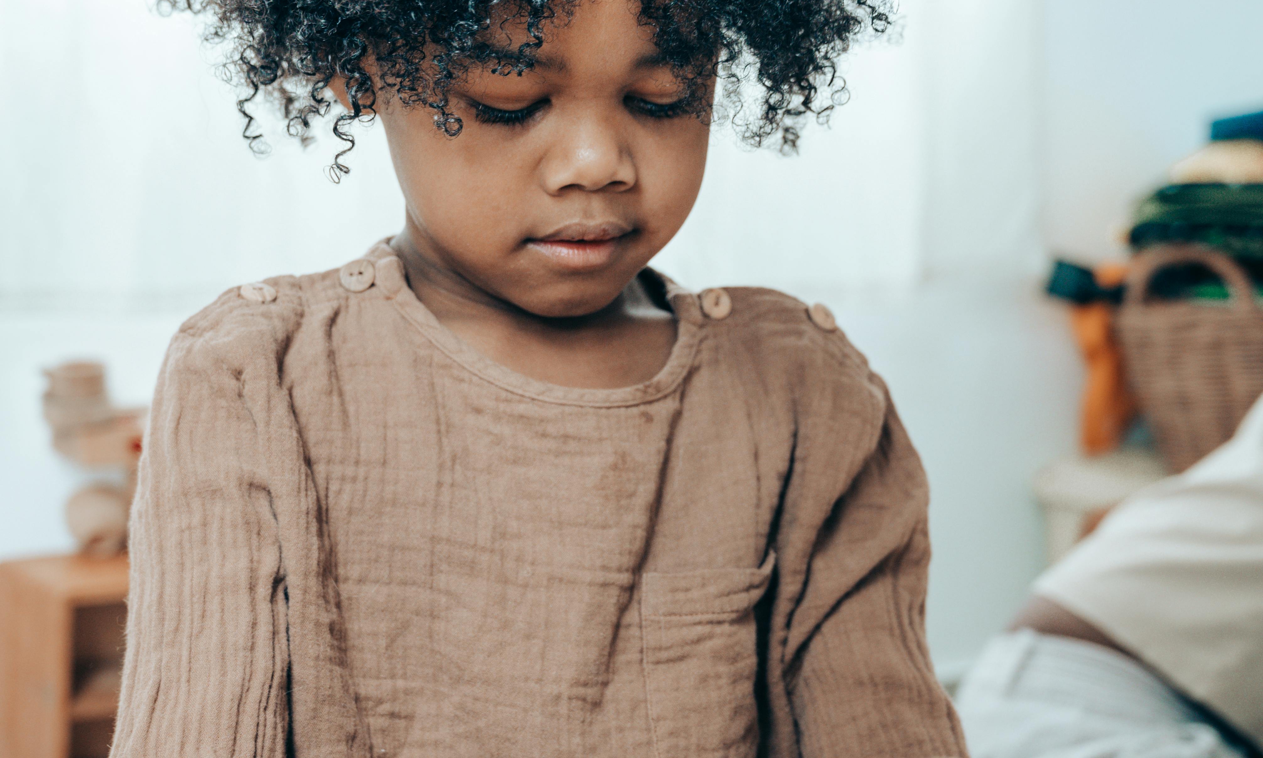 Un enfant portant une vieille robe | Source : Pexels