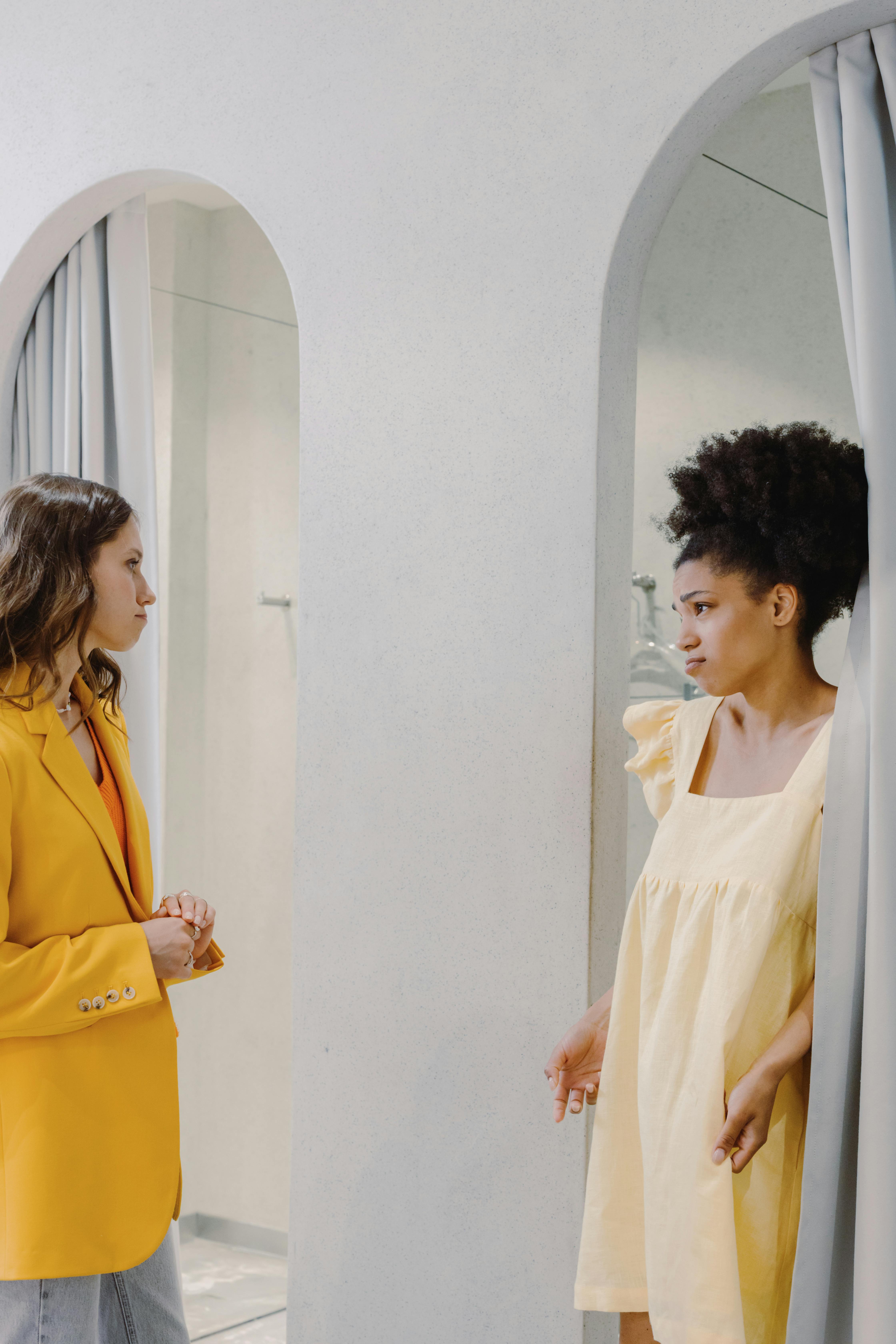 Femmes ayant une conversation | Source : Pexels
