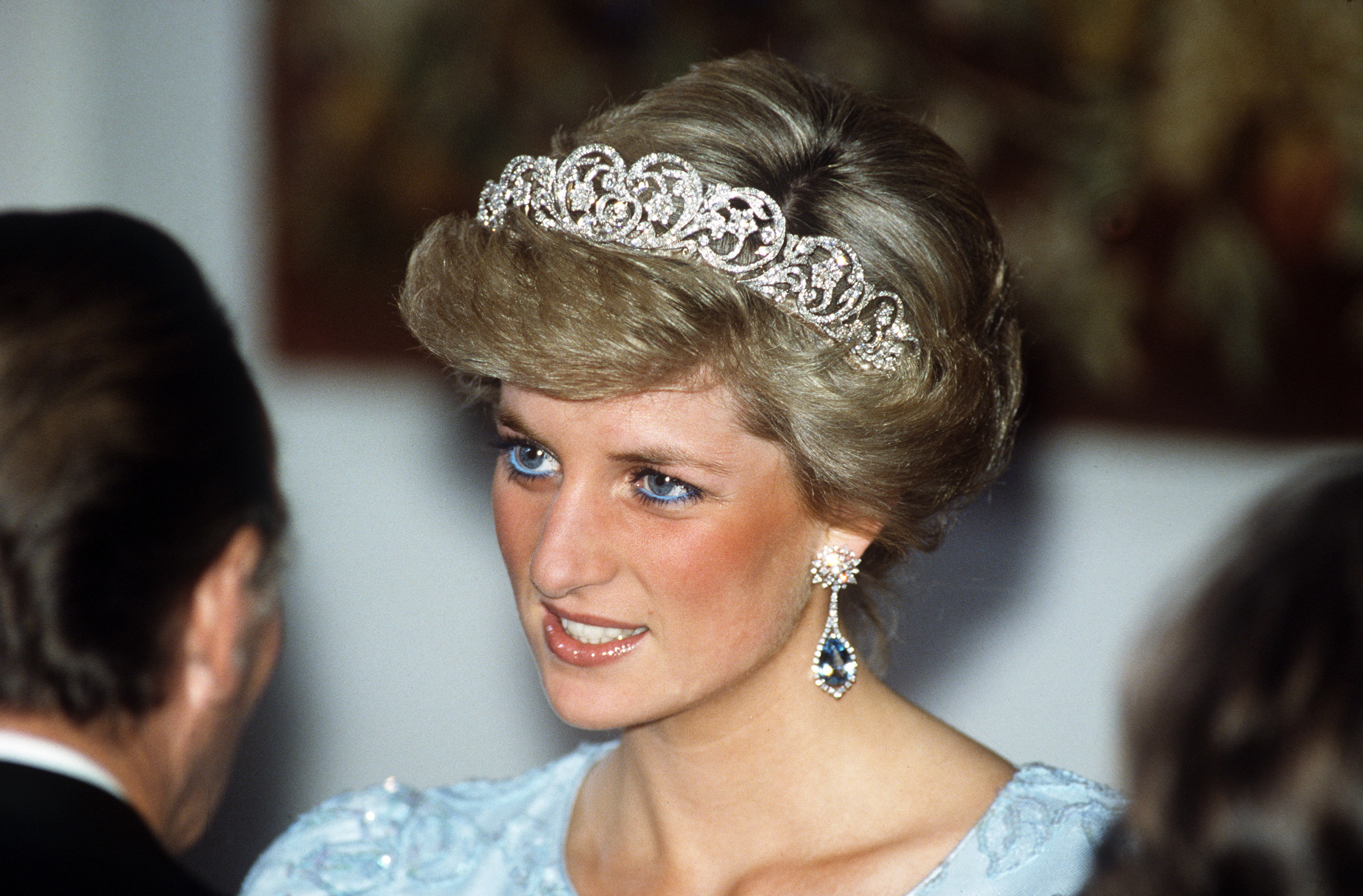 Diana, princesse de Galles, assiste à un banquet à Munich, en Allemagne. | Source : Getty Images