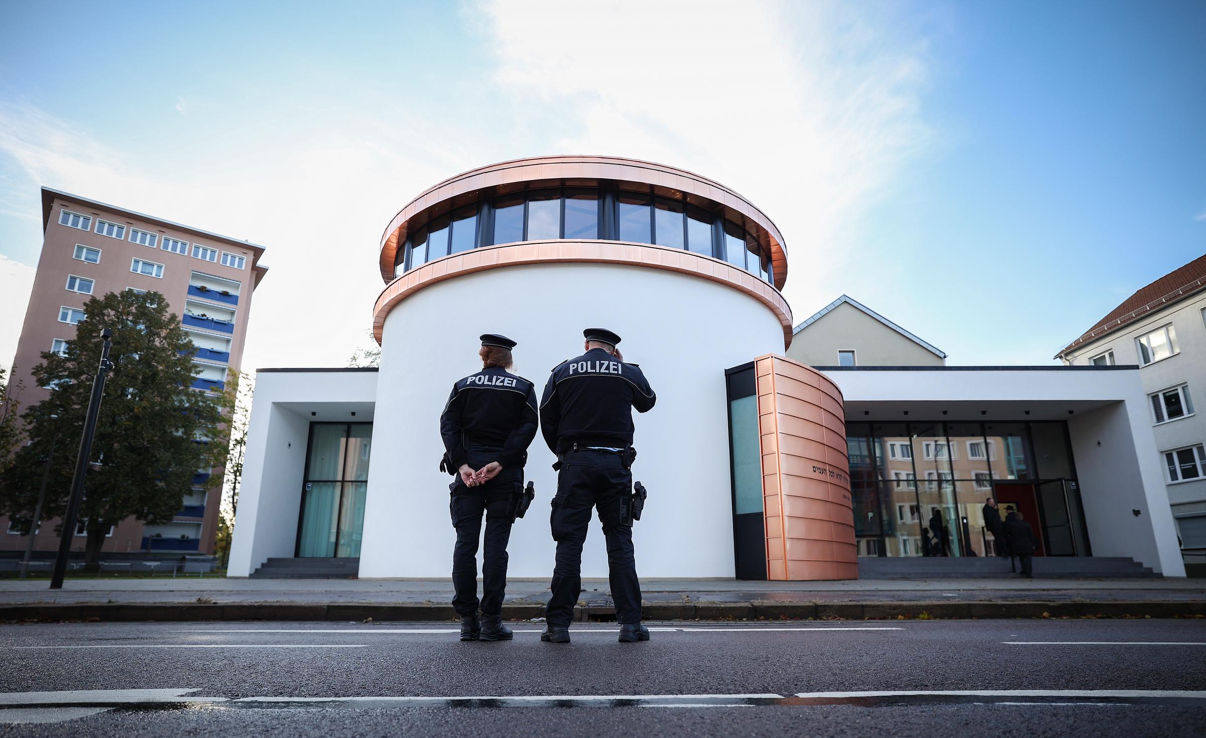 Deux officiers de police se tiennent devant la synagogue Weill | Source : Getty Images