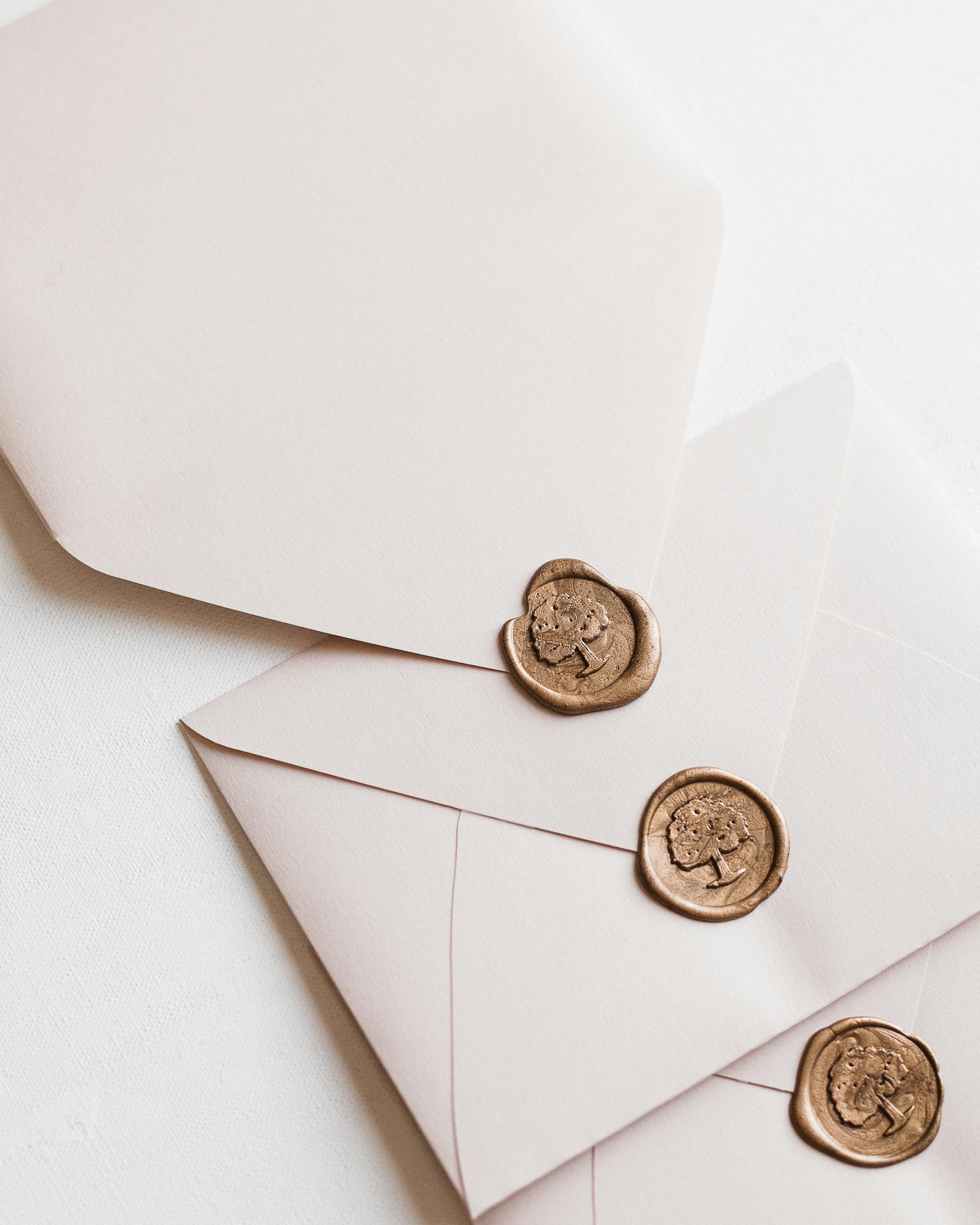 Enveloppes scellées avec de la cire d'or | Source : Pexels