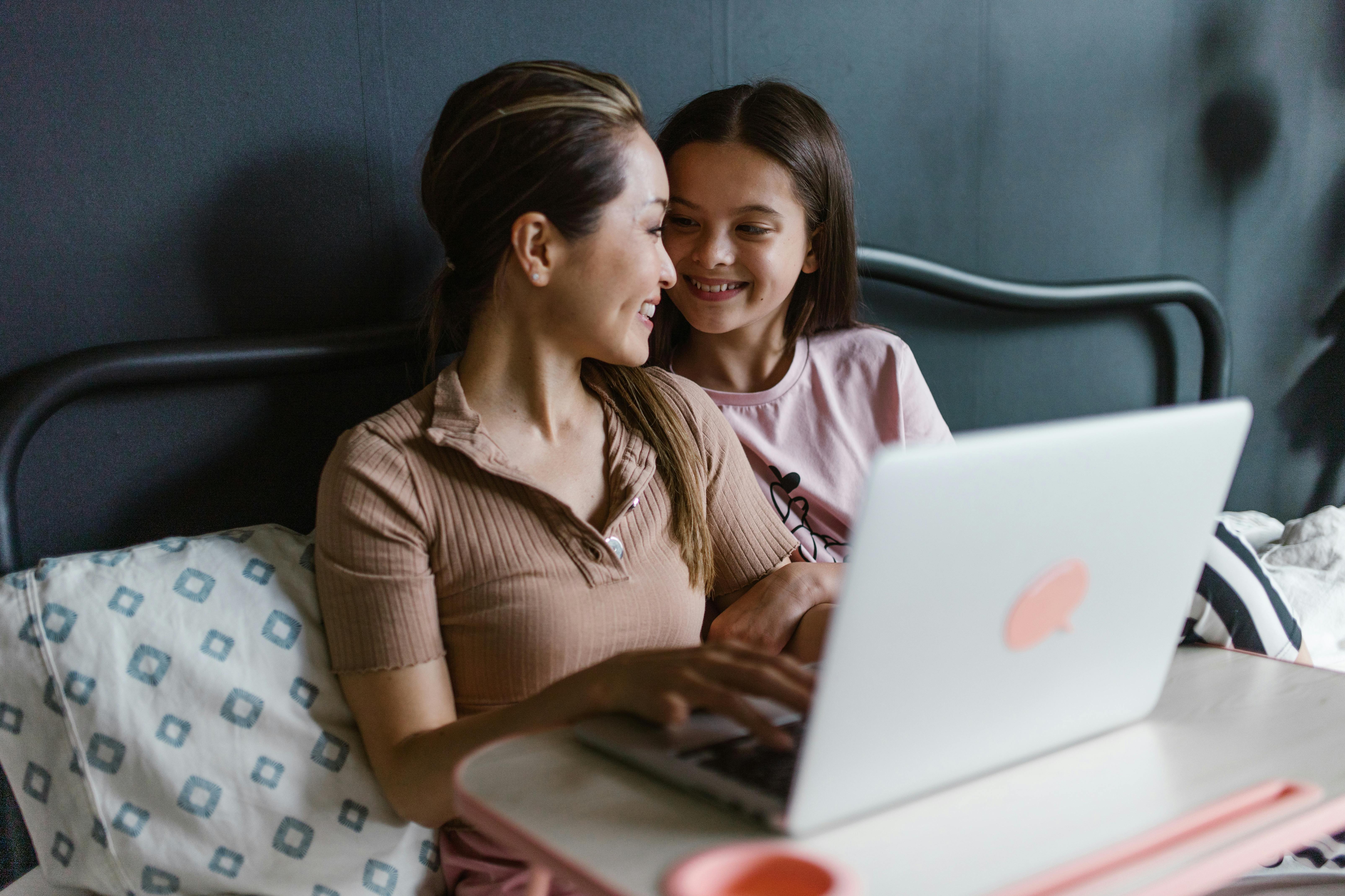 Une femme et une fille qui se lient d'amitié | Source : Pexels