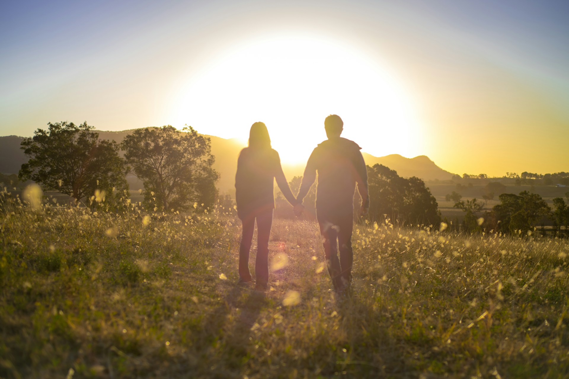 Un couple qui regarde le coucher de soleil ensemble | Source : Unsplash