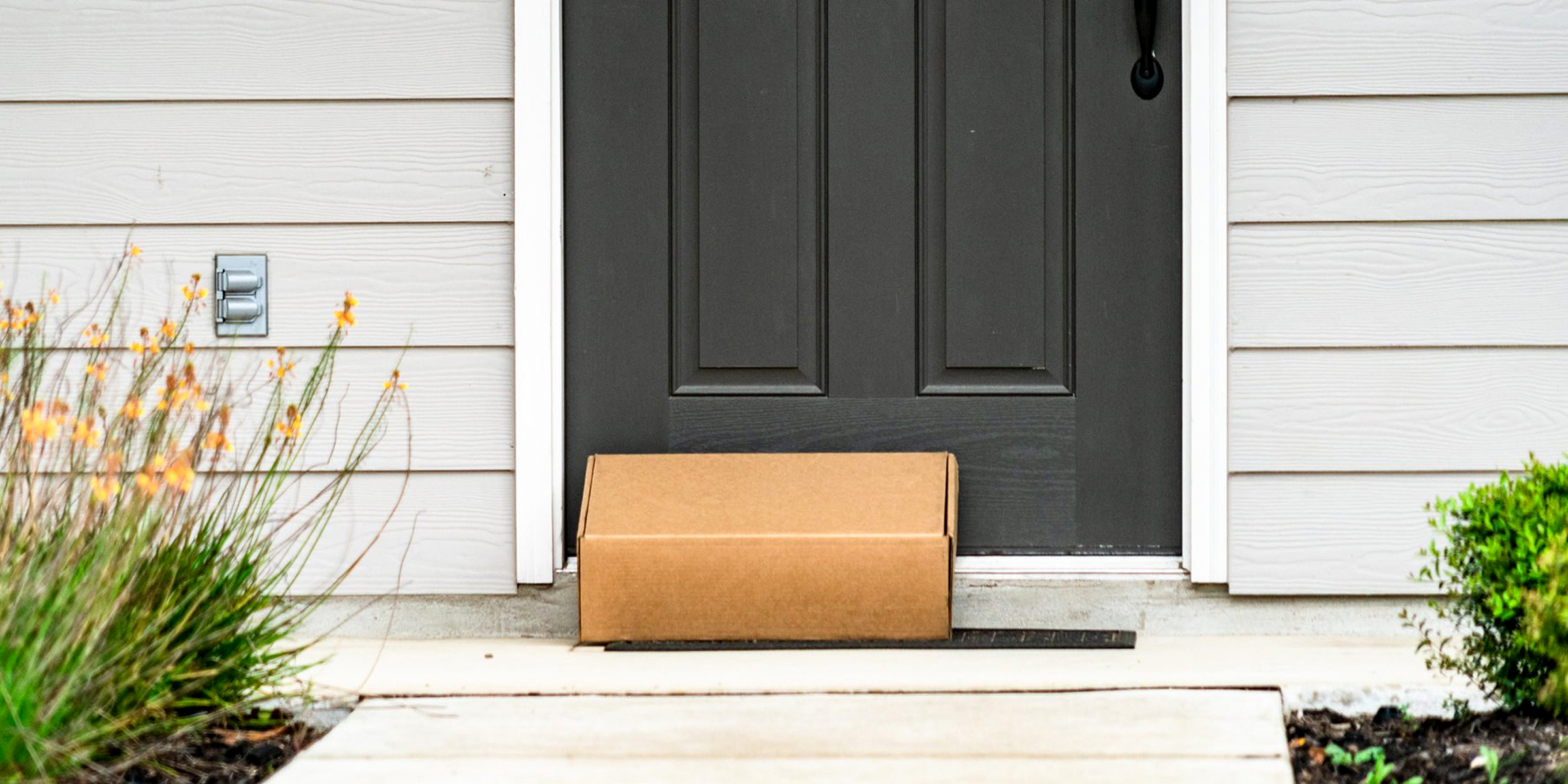 Un colis sur le pas de la porte | Source : Shutterstock
