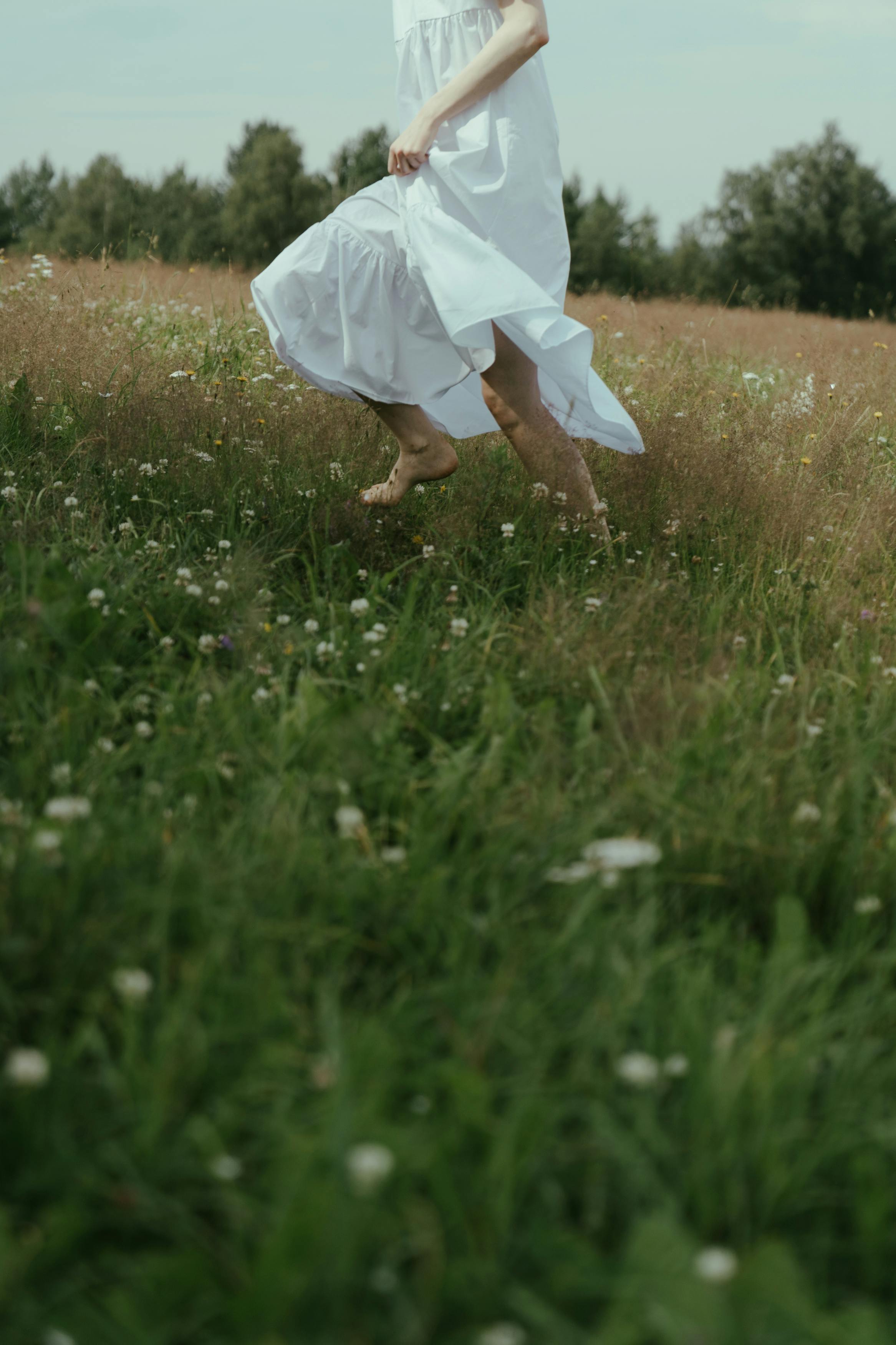 Une femme aux pieds nus qui court | Source : Pexels