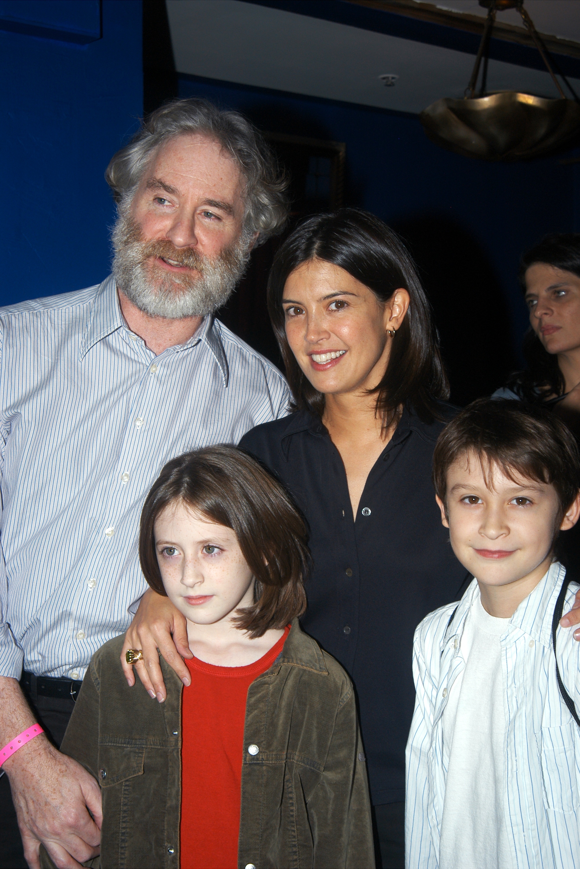 Kevin Kline, sa femme, et leurs enfants, Greta et Owen le 25 septembre 2003 | Source : Getty Images